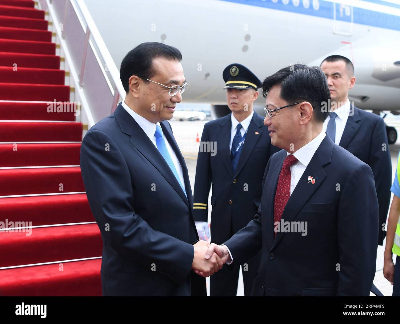 (181112) -- SINGAPORE, Nov. 12, 2018 -- Chinese Premier Li Keqiang (L, front) arrives in Singapore, Nov. 12, 2018. Li arrived here Monday to start his first official visit to Singapore. During the visit, Li is also going to attend the 21st China-ASEAN (the Association of Southeast Asian Nations) (10+1) leaders meeting, the 21st ASEAN-China, Japan and South Korea (10+3) leaders meeting and the 13th East Asia Summit. ) (gxn) SINGAPORE-CHINA-LI KEQIANG-ARRIVAL ZhangxLing PUBLICATIONxNOTxINxCHN Stock Photo