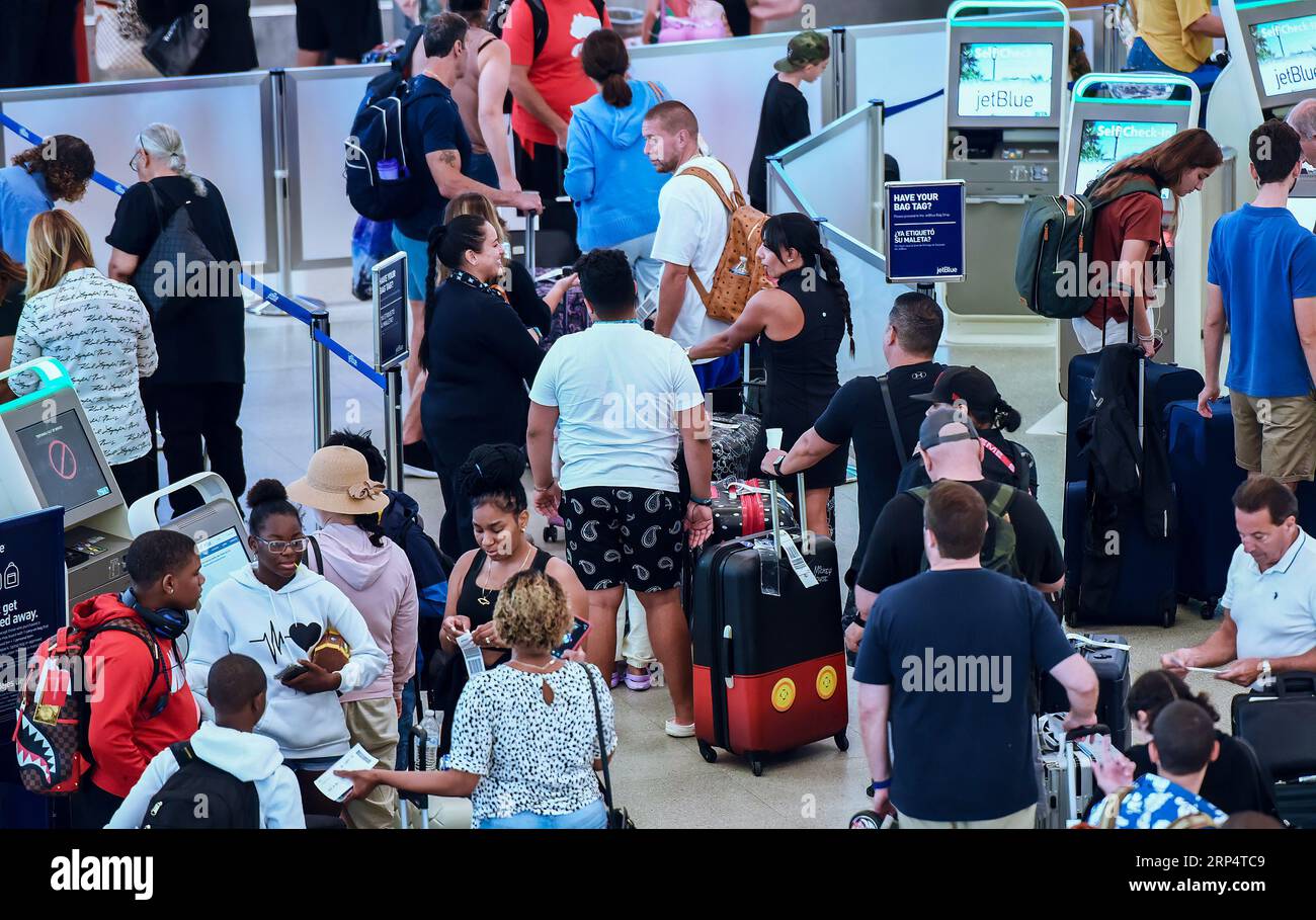 Jetblue ticket counter hi-res stock photography and images - Alamy