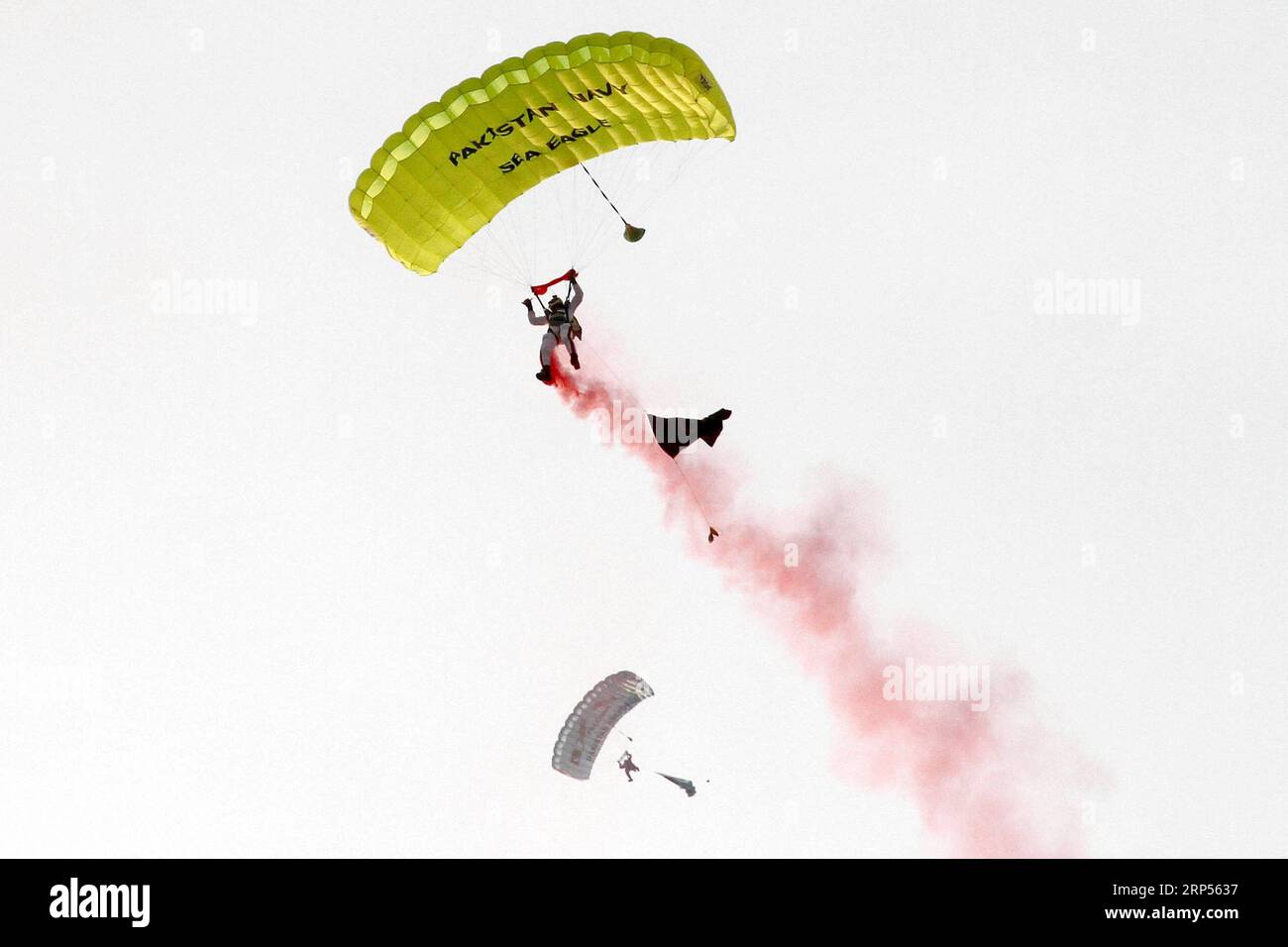 (181129) -- KARACHI (PAKISTAN), Nov. 29, 2018 () -- Pakistani paratroopers perform during an air show in Pakistan s southern port city of Karachi, on Nov. 29, 2018. Pakistan s armed forces presented an air show and anti-terrorism demonstration in Karachi as part of the 10th edition of the International Defense Exhibition and Seminar (IDEAS-2018). (/Stringer) PAKISTAN-KARACHI-AIR SHOW Xinhua PUBLICATIONxNOTxINxCHN Stock Photo