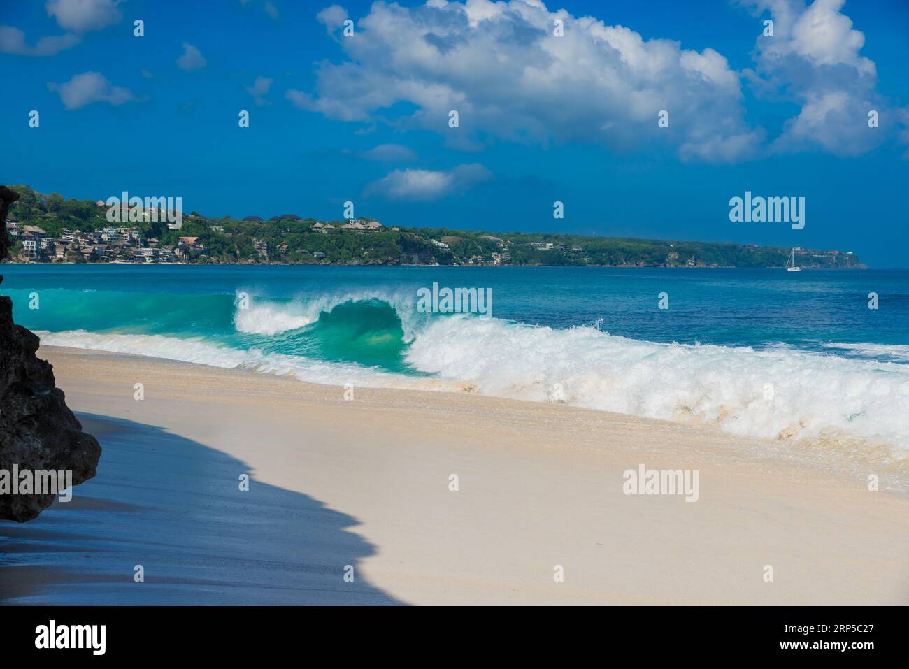 Sandy beach turquoise ocean waves hi-res stock photography and images ...