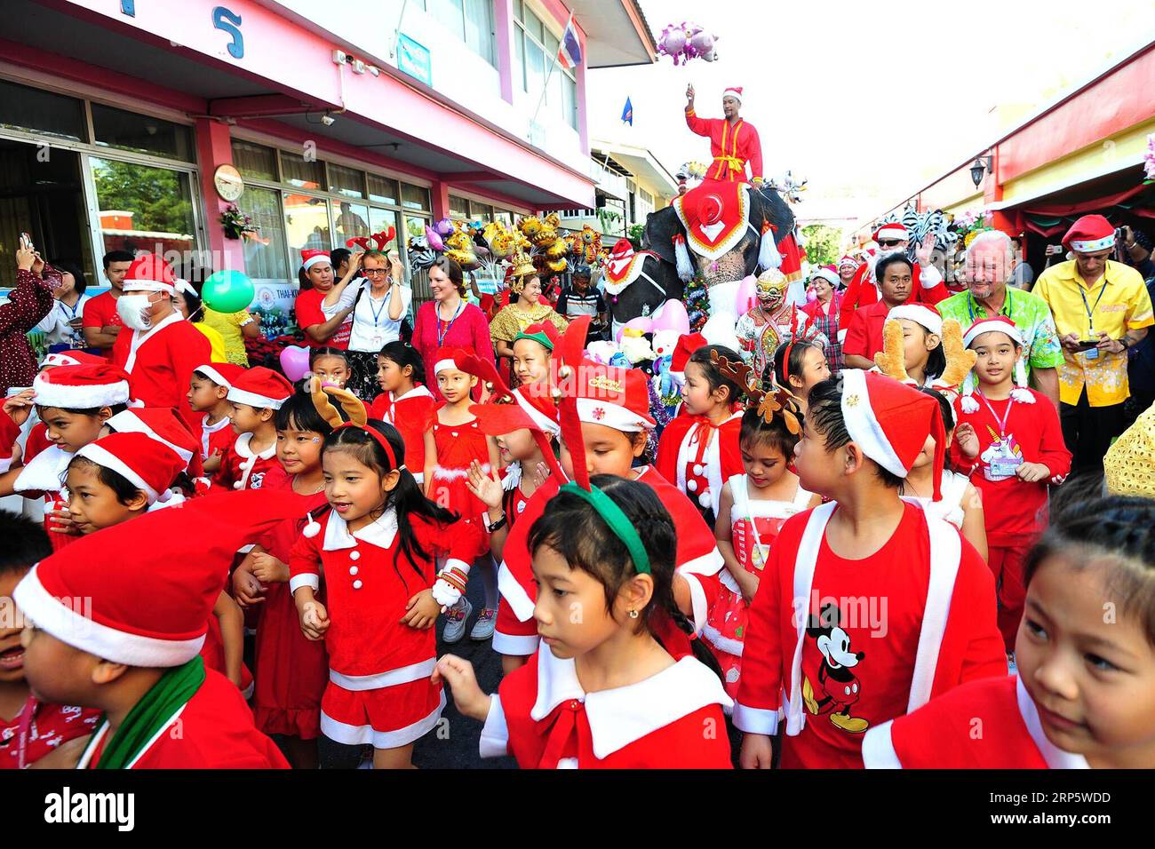 (181224) -- AYUTTHAYA, Dec. 24, 2018 (Xinhua) -- People participate in Christmas celebrations at a school in Ayutthaya province, Thailand, Dec. 24, 2018. The annual event is held to celebrate Christmas and promote tourism in Ayutthaya. (Xinhua/Rachen Sageamsak) THAILAND-AYUTTHAYA-CHRISTMAS PUBLICATIONxNOTxINxCHN Stock Photo