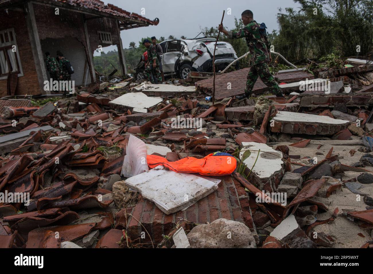 (181225) -- PANDEGLANG, Dec. 25, 2018 -- Rescuers search for tsunami victims at Tanjung Lesung district of Pandeglang, Banten Province, Indonesia, Dec. 25, 2018. Casualty from the tsunami triggered by a volcanic eruption in Sunda Strait in Indonesia climbed to 429 people on Tuesday, spokesman of national disaster management agency Sutopo Purwo Nugroho told a press conference. ) INDONESIA-PANDEGLANG-TSUNAMI-AFTERMATH VerixSanovri PUBLICATIONxNOTxINxCHN Stock Photo