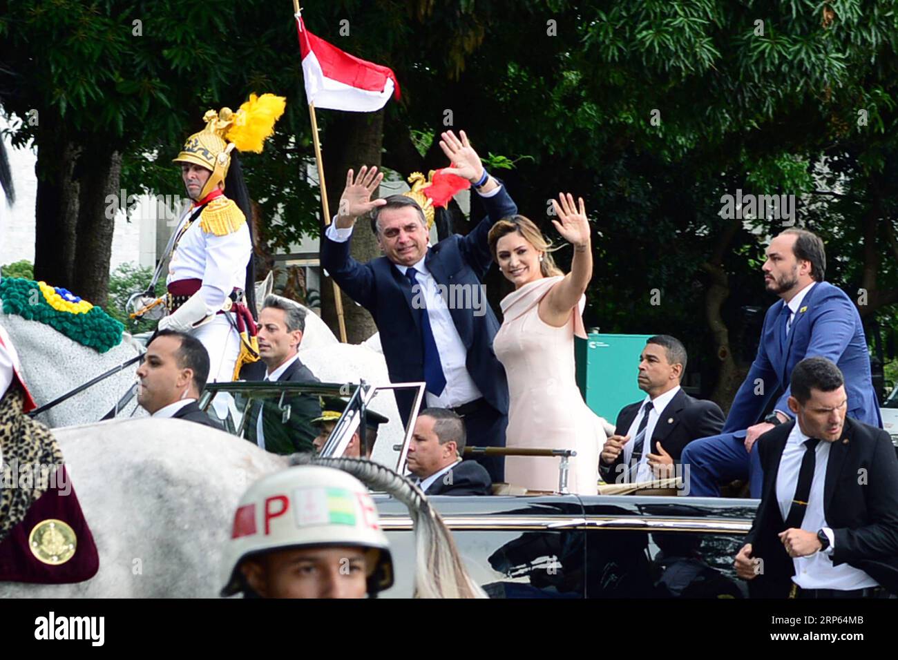 (190101) -- BRASILIA, Jan. 1, 2019 -- Photo provided by Agencia Estado shows Brazil s President-elect Jair Bolsonaro (C-L) and his wife Michelle Bolsonaro waving upon their arrival to Brazil s National Congress prior to his inauguration ceremony in Brasilia, Brazil, on Jan. 1, 2019. Brazil s President-elect Jair Bolsonaro will be sworn in on Tuesday amid tight security, including more than 3,200 civilian and military security personnel, combat aircraft and surface-to-air missiles. AGENCIA ESTADO/Fatopress/Edu Andrade) ***BRAZIL OUT*** BRAZIL-BRASILIA-PRESIDENT-ELECT-JAIR BOLSONARO-INAUGURATION Stock Photo