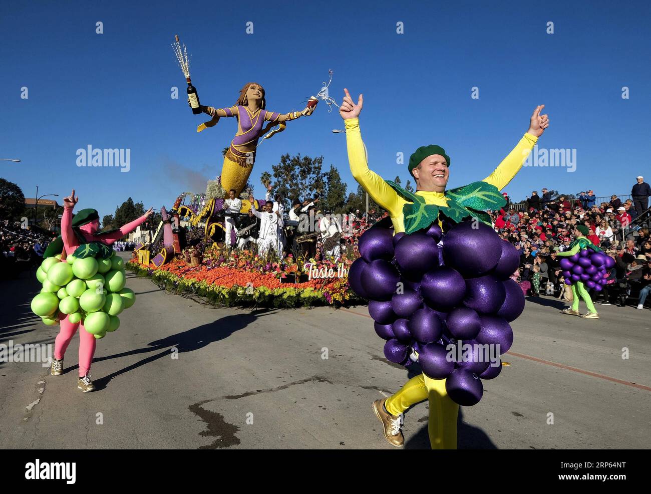 (190101) -- LOS ANGELES, Jan. 1, 2019 -- A float moves along Colorado Boulevard during the 130th Rose Parade in Pasadena, California, the United States, on Jan. 1, 2019. ) U.S.-PASADENA-ROSE PARADE ZhaoxHanrong PUBLICATIONxNOTxINxCHN Stock Photo