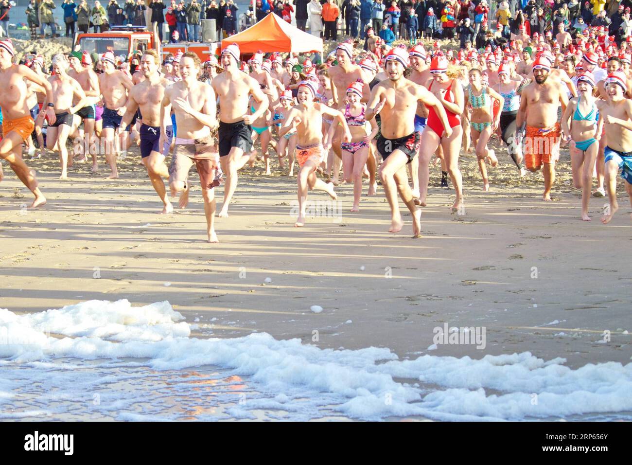 (190102) -- BEIJING, Jan. 2, 2019 -- People swarm into the sea during a traditional New Year s Dip event to celebrate the beginning of the New Year in Bloemendaal aan Zee, the Netherlands, on Jan. 1, 2019. ) XINHUA PHOTOS OF THE DAY XINHUA PHOTOS OF THE DAY SylviaxLederer PUBLICATIONxNOTxINxCHN Stock Photo