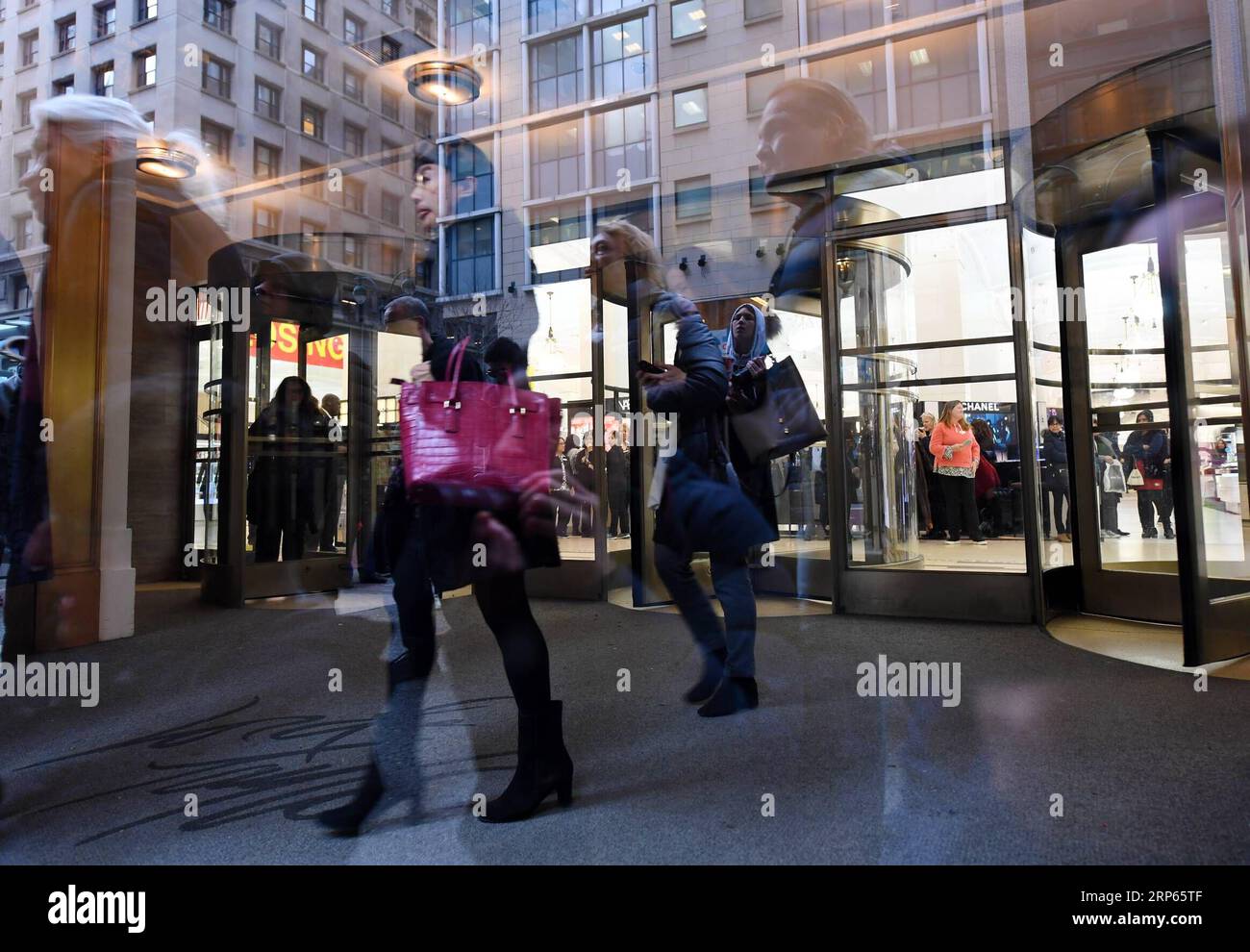 (190103) -- NEW YORK, Jan. 3, 2019 (Xinhua) -- People walk out of the flagship store of the famous department store chain Lord & Taylor on Fifth avenue in Manhattan, New York, the United States, Jan. 2, 2019. The famous department store chain Lord & Taylor officially closed its flagship store on Fifth avenue in Manhattan, New York City. (Xinhua/Li Rui) U.S.-NEW YORK-LORD&TAYLOR-FLAGSHIP STORE-CLOSE PUBLICATIONxNOTxINxCHN Stock Photo
