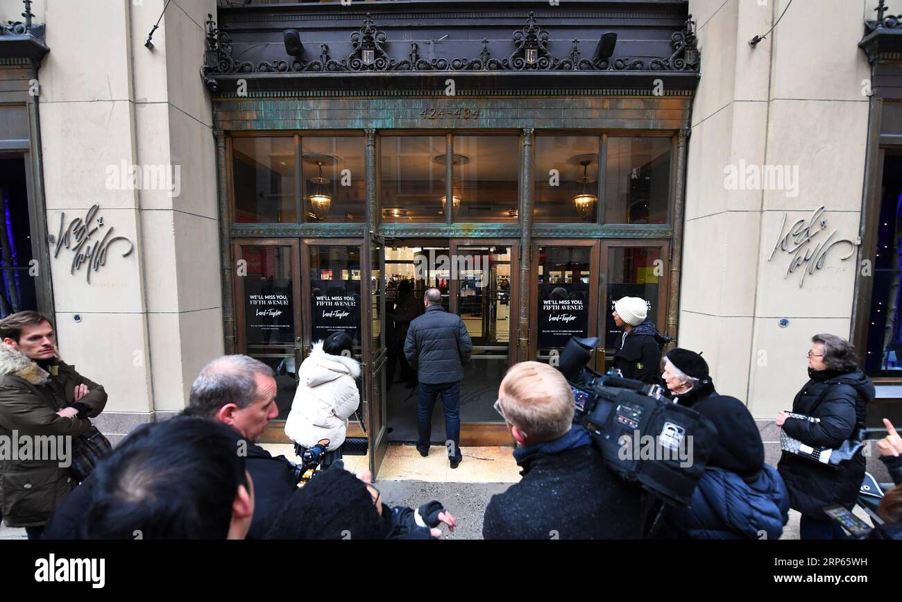(190103) -- NEW YORK, Jan. 3, 2019 (Xinhua) -- Journalists gather at the gate of the flagship store of the famous department store chain Lord & Taylor on Fifth avenue in Manhattan, New York, the United States, Jan. 2, 2019. The famous department store chain Lord & Taylor officially closed its flagship store on Fifth avenue in Manhattan, New York City. (Xinhua/Li Rui) U.S.-NEW YORK-LORD&TAYLOR-FLAGSHIP STORE-CLOSE PUBLICATIONxNOTxINxCHN Stock Photo