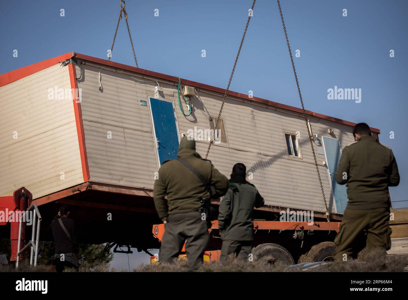 ISrael, Polizei räumt Außenposten Amona Members of the Israeli security forces remove a caravan that settlers had brought to the former outpost of Amona near the Jewish settlement of Ofra, following clashes as dozens of settlers were evicted early on January 3, 2019 from the former outpost in the occupied West Bank, two weeks after settlers announced that they had begun to rebuild the Amona outpost to protest a new wave of Palestinian attacks. - The Amona outpost was evacuated and demolished by the Israeli army in 2017 following a Supreme Court decision ruling that Amona was built on private P Stock Photo