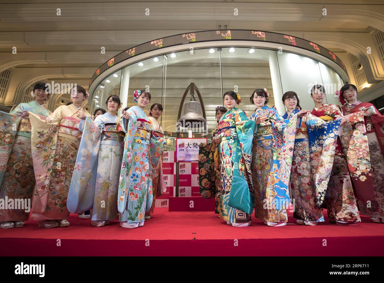 (190104) -- TOKYO, Jan. 4, 2019 (Xinhua) -- Women in Kimonos pose in front of an electronic board displaying stock prices at the Tokyo Stock Exchange in Tokyo, Japan, Jan. 4, 2019. Tokyo stocks opened sharply lower on Friday, with the benchmark Nikkei stock index tracking an equities rout on Wall Street overnight sparked by Apple Inc. lowering its sales outlook and concerns about a global economic slowdown. (Xinhua/Du Xiaoyi) JAPAN-TOKYO-STOCKS-OPENING PUBLICATIONxNOTxINxCHN Stock Photo