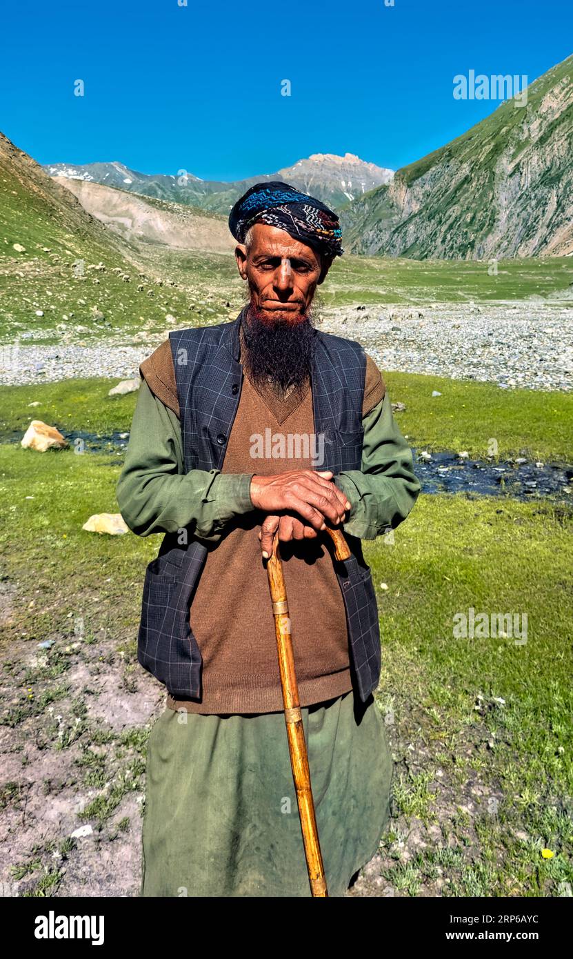 Bakerwal (Gurjar) shepherd in the Warwan Valley, Kashmir, India Stock Photo