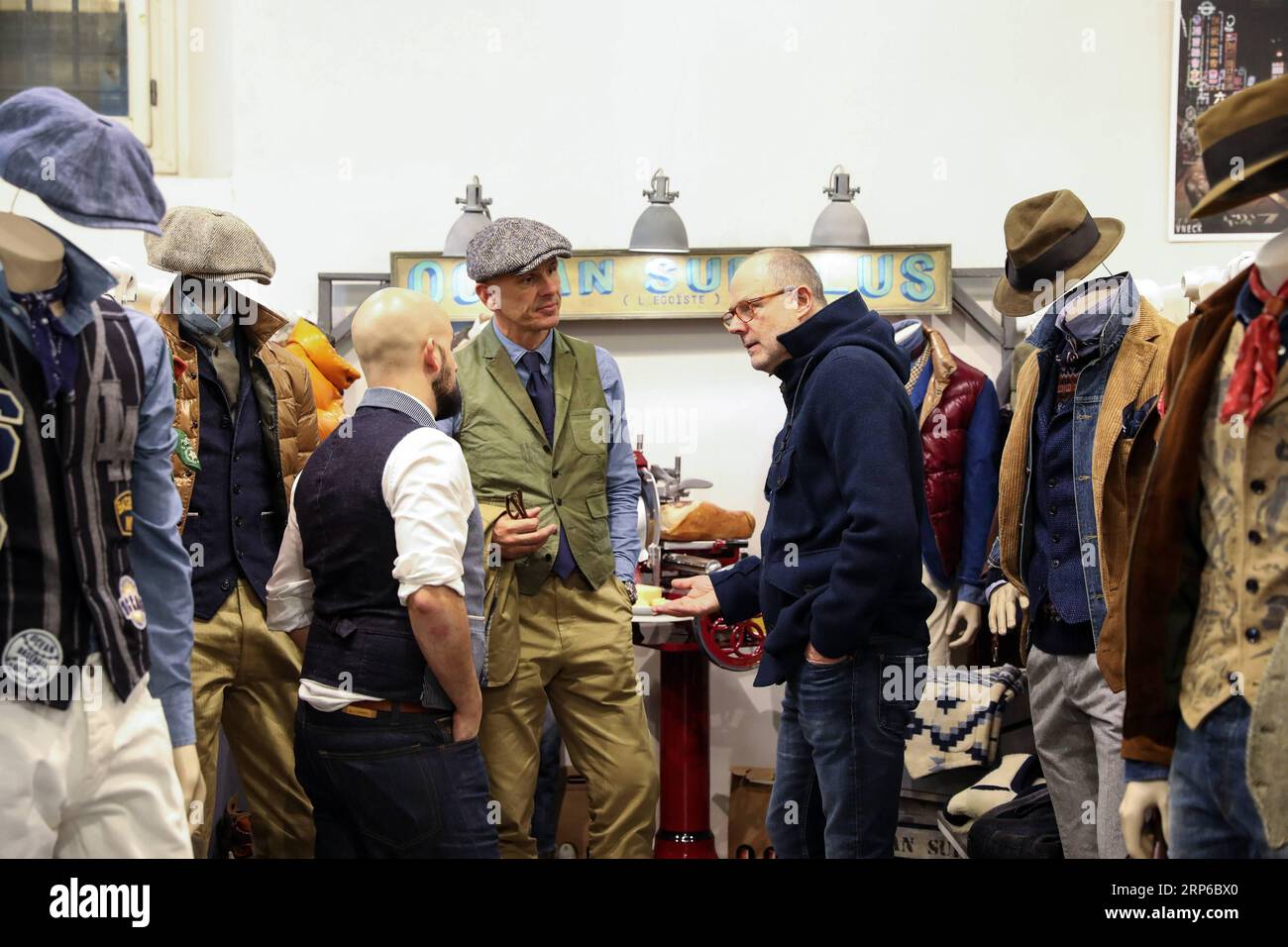(190108) -- FLORENCE (ITALY), Jan. 8, 2019 -- A visitor (R) talks with exhibitors during the 95th Pitti Immagine Uomo exhibition in Florence, Italy, Jan. 8, 2019. The exhibition, one of the world s most important platforms for men s clothing and accessory collections, is held here from Jan. 8 to 11. ) ITALY-FLORENCE-MEN S CLOTHING AND ACCESSORY-EXHIBITION ChengxTingting PUBLICATIONxNOTxINxCHN Stock Photo