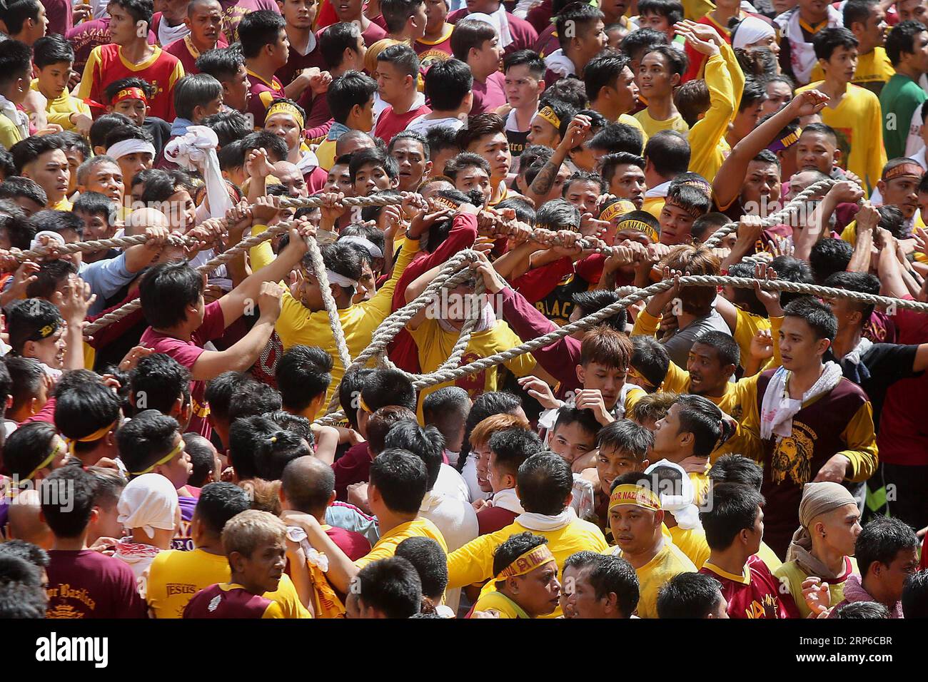 (190109) -- MANILA, Jan. 9, 2019 -- Devotees pull the rope from the ...