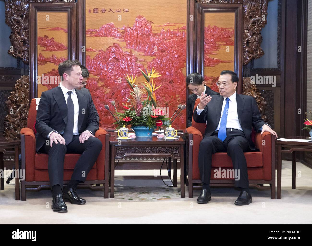 190109) -- BEIJING, Jan. 9, 2019 -- Chinese Premier Li Keqiang (R) meets  with U.S. Tesla