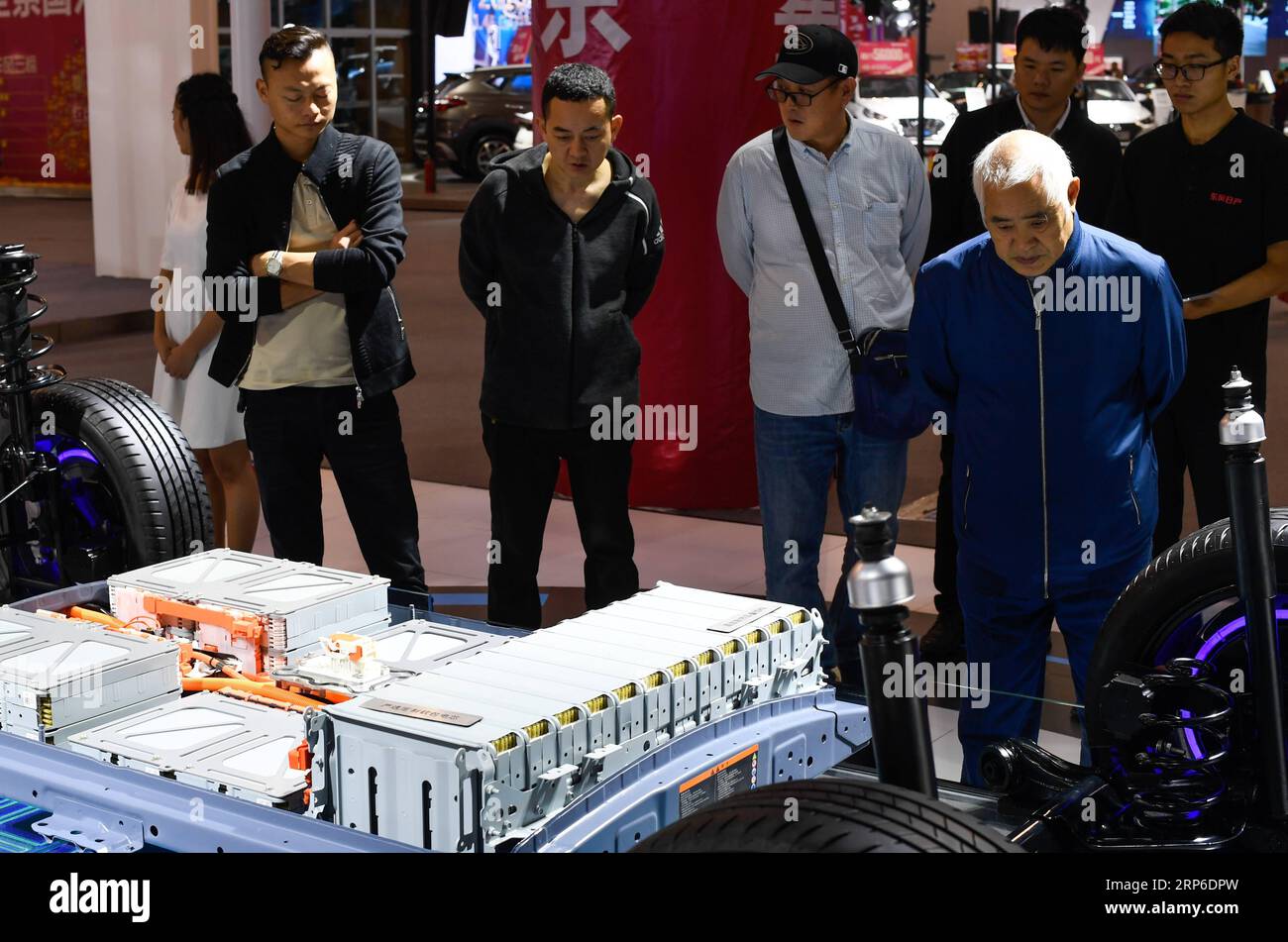 (190110) -- HAIKOU, Jan. 10, 2019 (Xinhua) -- Visitors view the chassis of a car displayed at Haikou New Energy Vehicle Exhibition in Haikou, south China s Hainan Province, Jan. 10, 2019. A total of 197 new energy vehicles were displayed at the exhibition. (Xinhua/Yang Guanyu) CHINA-HAINAN-HAIKOU-NEV-EXHIBITION (CN) PUBLICATIONxNOTxINxCHN Stock Photo