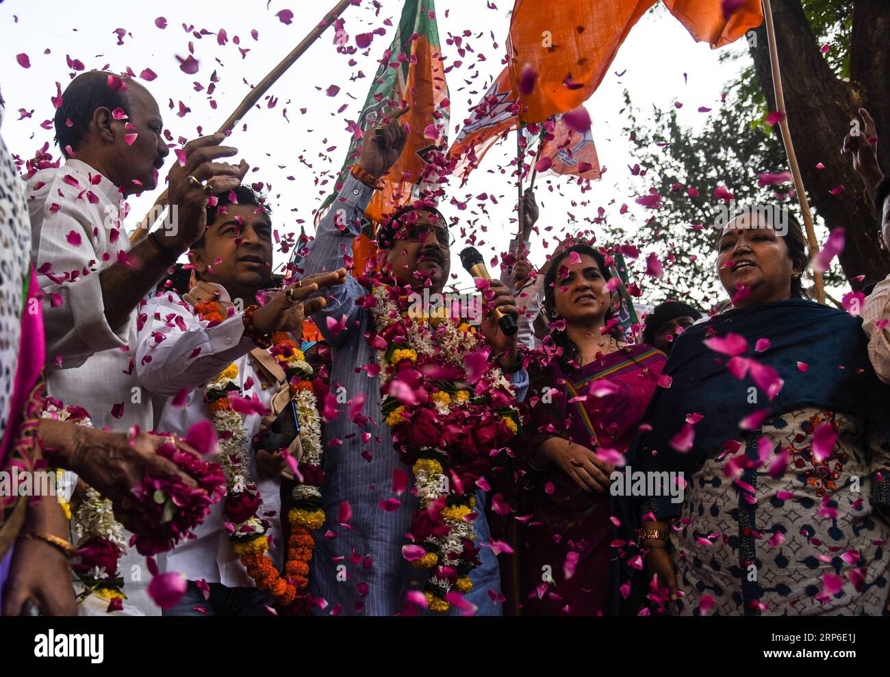 (190110) -- MUMBAI, Jan. 10, 2019 -- Members of the Bharatiya Janata Party celebrate the establishment of quota for poor upper-caste people in government jobs ahead of national elections, in Mumbai, India, Jan. 10, 2019. ) INDIA-MUMBAI-BHARATIYA JANATA PARTY CELEBRATION Stringer PUBLICATIONxNOTxINxCHN Stock Photo