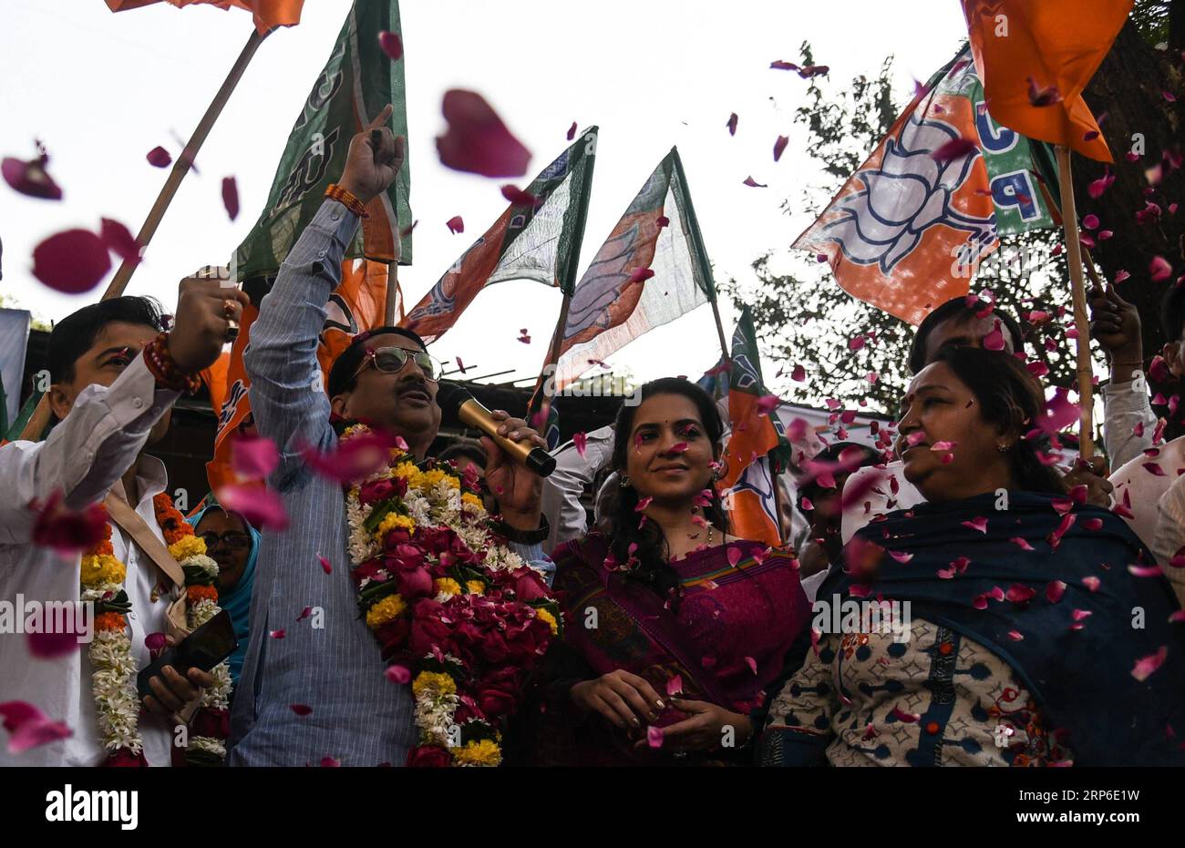 (190110) -- MUMBAI, Jan. 10, 2019 -- Members of the Bharatiya Janata Party celebrate the establishment of quota for poor upper-caste people in government jobs ahead of national elections, in Mumbai, India, Jan. 10, 2019. ) INDIA-MUMBAI-BHARATIYA JANATA PARTY CELEBRATION Stringer PUBLICATIONxNOTxINxCHN Stock Photo