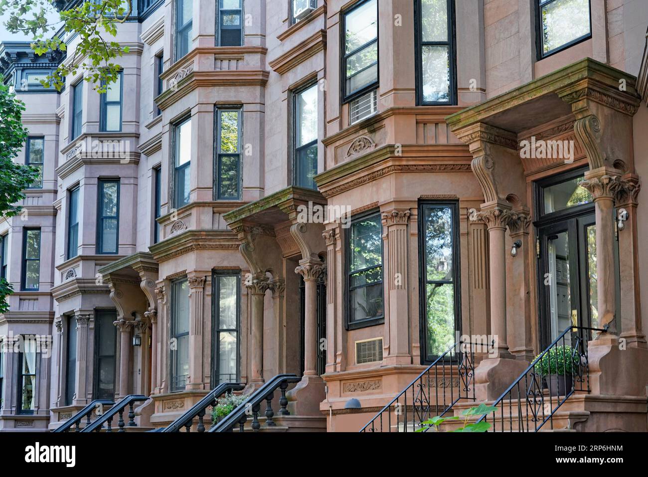 thumbnail image 2 of HO Scale 3D Printed Row House / Brownstone Building – Unbranded Residential Model 2 of 3