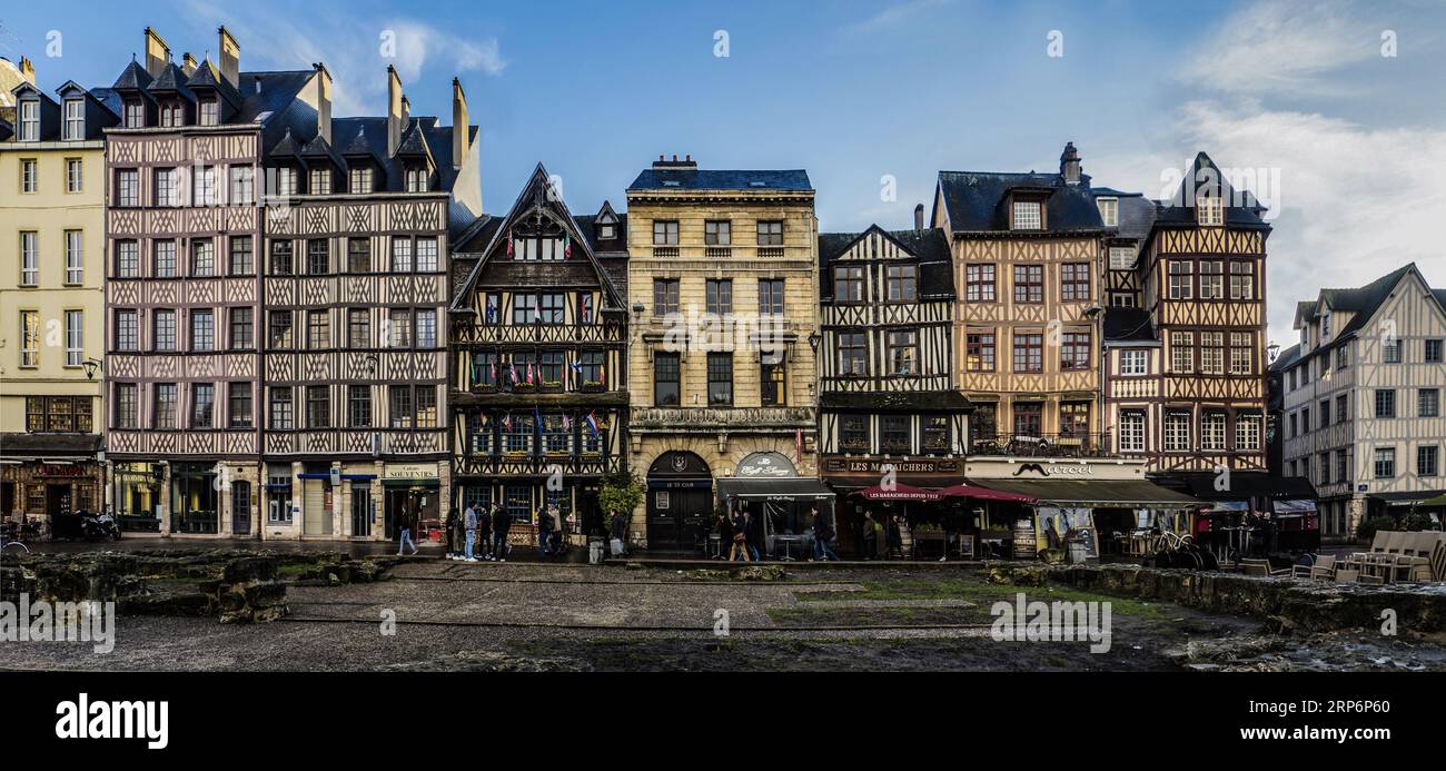 Alignement de maisons Place du Vieux Marché à Rouen, France Stock Photo