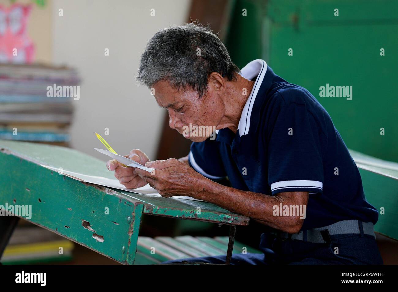 (190121) -- COTABATO CITY, Jan. 21, 2019 -- An elderly man casts his vote at a polling center in Cotabato City, the Philippines, January 21, 2019. Muslim Filipinos cast their vote on Monday to ratify the landmark Bangsamoro Organic Law (BOL), a law that would pave the way for wider self-rule to the Muslim minority in the Philippines and was hoped to end the decades-old conflict in southern Philippines. ) PHILIPPINES-COTABATO CITY-BOL-VOTE ROUELLExUMALI PUBLICATIONxNOTxINxCHN Stock Photo
