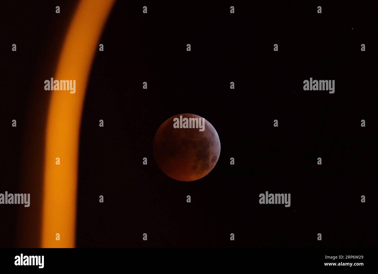 Totale Mondfinsternis (190121) -- MADRID, Jan. 21, 2019 (Xinhua) -- The moon is seen during a total lunar eclipse in Madrid, Spain, Jan. 21, 2019. (Xinhua/Guo Qiuda) SPAIN-MADRID-MOON-ECLIPSE PUBLICATIONxNOTxINxCHN Stock Photo