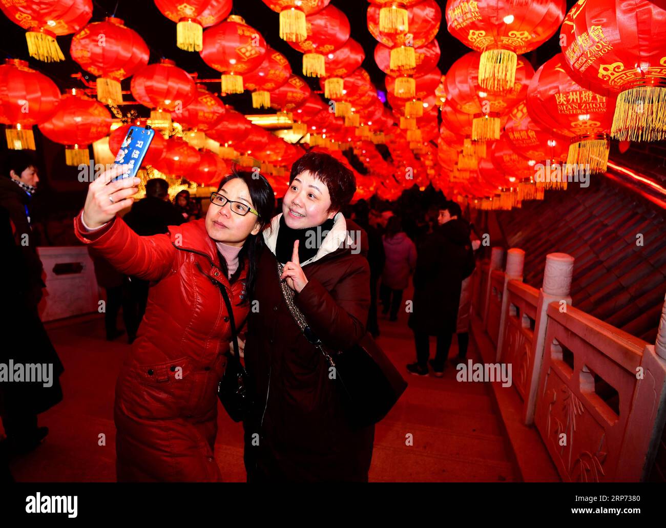 (190126) -- SANMENXIA, Jan. 26, 2019 (Xinhua) -- Tourists visit a lantern fair at Shanzhou Silo-Cave, a scenic area of ancient underground dwellings, in Sanmenxia City, central China s Henan Province, Jan. 25, 2019. The lantern fair kicked off here on Friday. (Xinhua/Li Jianan) CHINA-HENAN-LANTERN FAIR (CN) PUBLICATIONxNOTxINxCHN Stock Photo