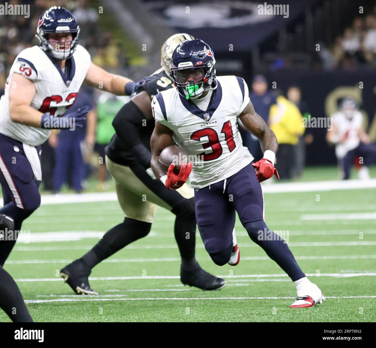 Arlington, Texas, USA. 11th Dec, 2022. Houston Texans running back DAMEON  PIERCE (31) chats with Houston Texans chairman and chief executive officer  Cal McNair and family before the NFL football game between