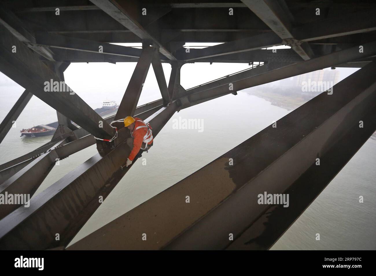 (190201) -- JIUJIANG, Feb. 1, 2019 (Xinhua) -- A bridge worker checks the Jiujiang Yangtze River Bridge, a double-decked road-rail truss bridge and an important section of Beijing-Kowloon (Jingjiu) Railway in Jiujiang, east China s Jiangxi Province, Jan. 31, 2019. Safety inspections have been strengthened to secure transportation during the 2019 Spring Festival travel rush. (Xinhua/Ding Bo) CHINA-JIUJIANG-SPRING FESTIVAL-TRAVEL RUSH-BRIDGE MAINTENANCE (CN) PUBLICATIONxNOTxINxCHN Stock Photo