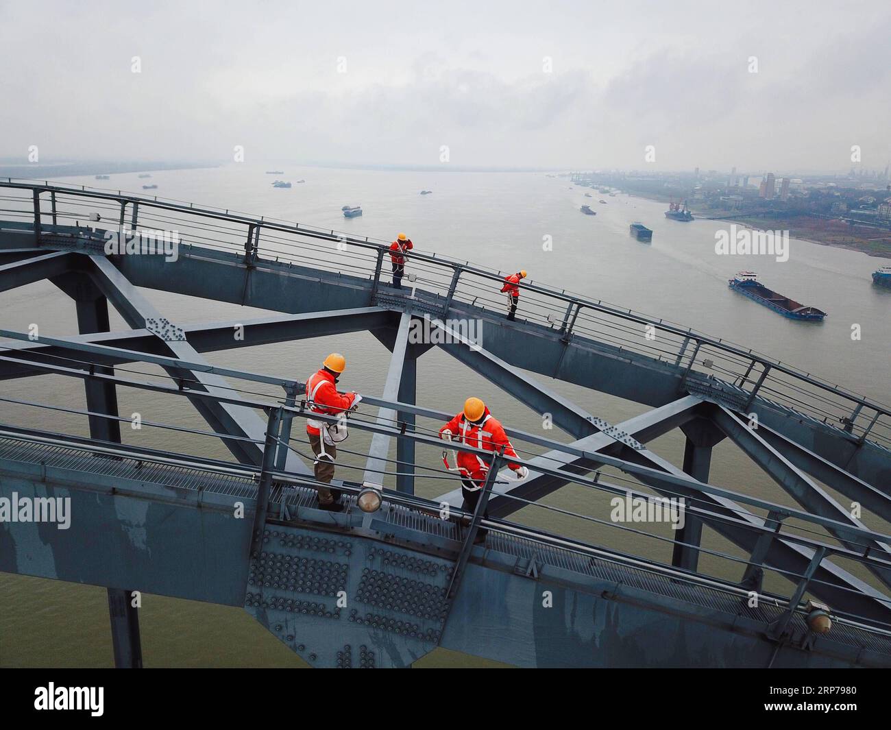 (190201) -- JIUJIANG, Feb. 1, 2019 (Xinhua) -- Aerial photo taken on Jan. 31, 2019 shows bridge workers checking the Jiujiang Yangtze River Bridge, a double-decked road-rail truss bridge and an important section of Beijing-Kowloon (Jingjiu) Railway in Jiujiang, east China s Jiangxi Province. Safety inspections have been strengthened to secure transportation during the 2019 Spring Festival travel rush. (Xinhua/Ding Bo) CHINA-JIUJIANG-SPRING FESTIVAL-TRAVEL RUSH-BRIDGE MAINTENANCE (CN) PUBLICATIONxNOTxINxCHN Stock Photo