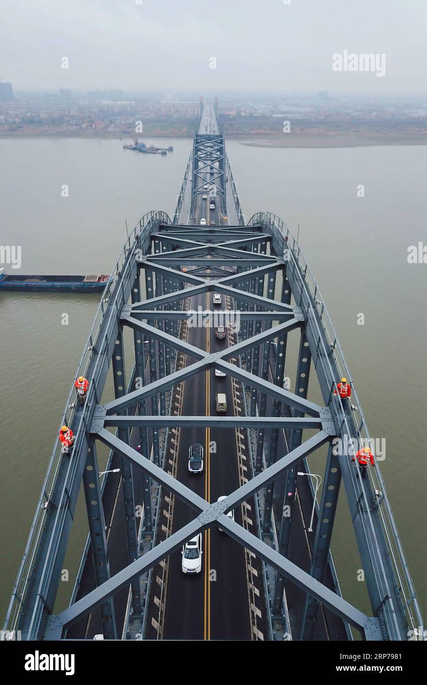 (190201) -- JIUJIANG, Feb. 1, 2019 (Xinhua) -- Aerial photo taken on Jan. 31, 2019 shows bridge workers checking the Jiujiang Yangtze River Bridge, a double-decked road-rail truss bridge and an important section of Beijing-Kowloon (Jingjiu) Railway in Jiujiang, east China s Jiangxi Province. Safety inspections have been strengthened to secure transportation during the 2019 Spring Festival travel rush. (Xinhua/Ding Bo) CHINA-JIUJIANG-SPRING FESTIVAL-TRAVEL RUSH-BRIDGE MAINTENANCE (CN) PUBLICATIONxNOTxINxCHN Stock Photo