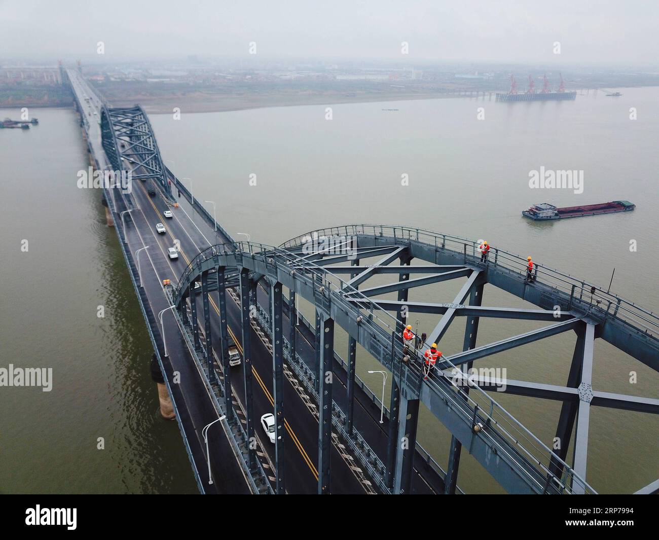 (190201) -- JIUJIANG, Feb. 1, 2019 (Xinhua) -- Aerial photo taken on Jan. 31, 2019 shows bridge workers checking the Jiujiang Yangtze River Bridge, a double-decked road-rail truss bridge and an important section of Beijing-Kowloon (Jingjiu) Railway in Jiujiang, east China s Jiangxi Province. Safety inspections have been strengthened to secure transportation during the 2019 Spring Festival travel rush. (Xinhua/Ding Bo) CHINA-JIUJIANG-SPRING FESTIVAL-TRAVEL RUSH-BRIDGE MAINTENANCE (CN) PUBLICATIONxNOTxINxCHN Stock Photo