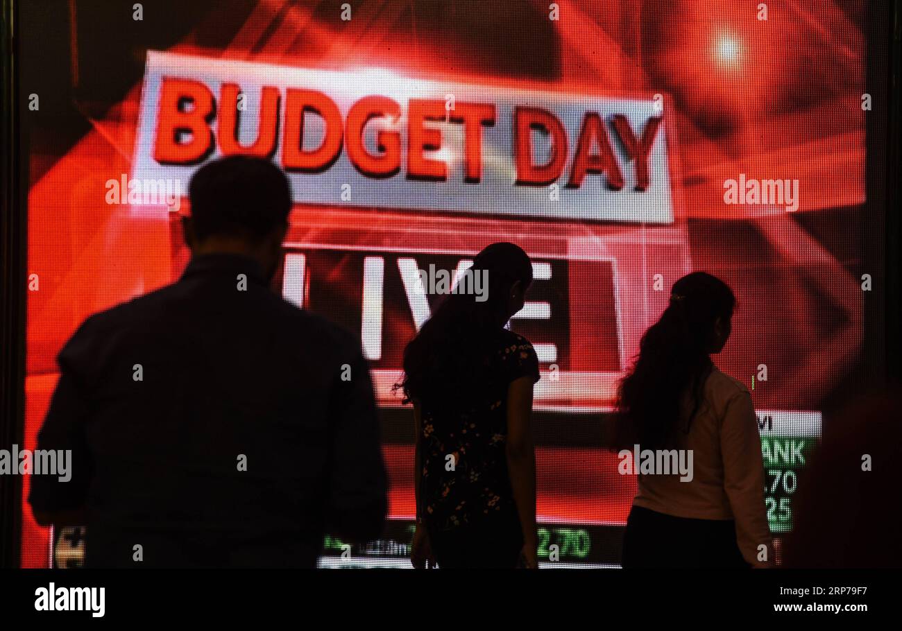 (190201) -- MUMBAI, Feb. 1, 2019 (Xinhua) -- People walk past a digital screen telecasting India s interim budget, at the Bombay Stock Exchange in Mumbai, India, on Feb. 1, 2019. (Xinhua/Stringer) INDIA-MUMBAI-ECONOMY-BUDGET PUBLICATIONxNOTxINxCHN Stock Photo