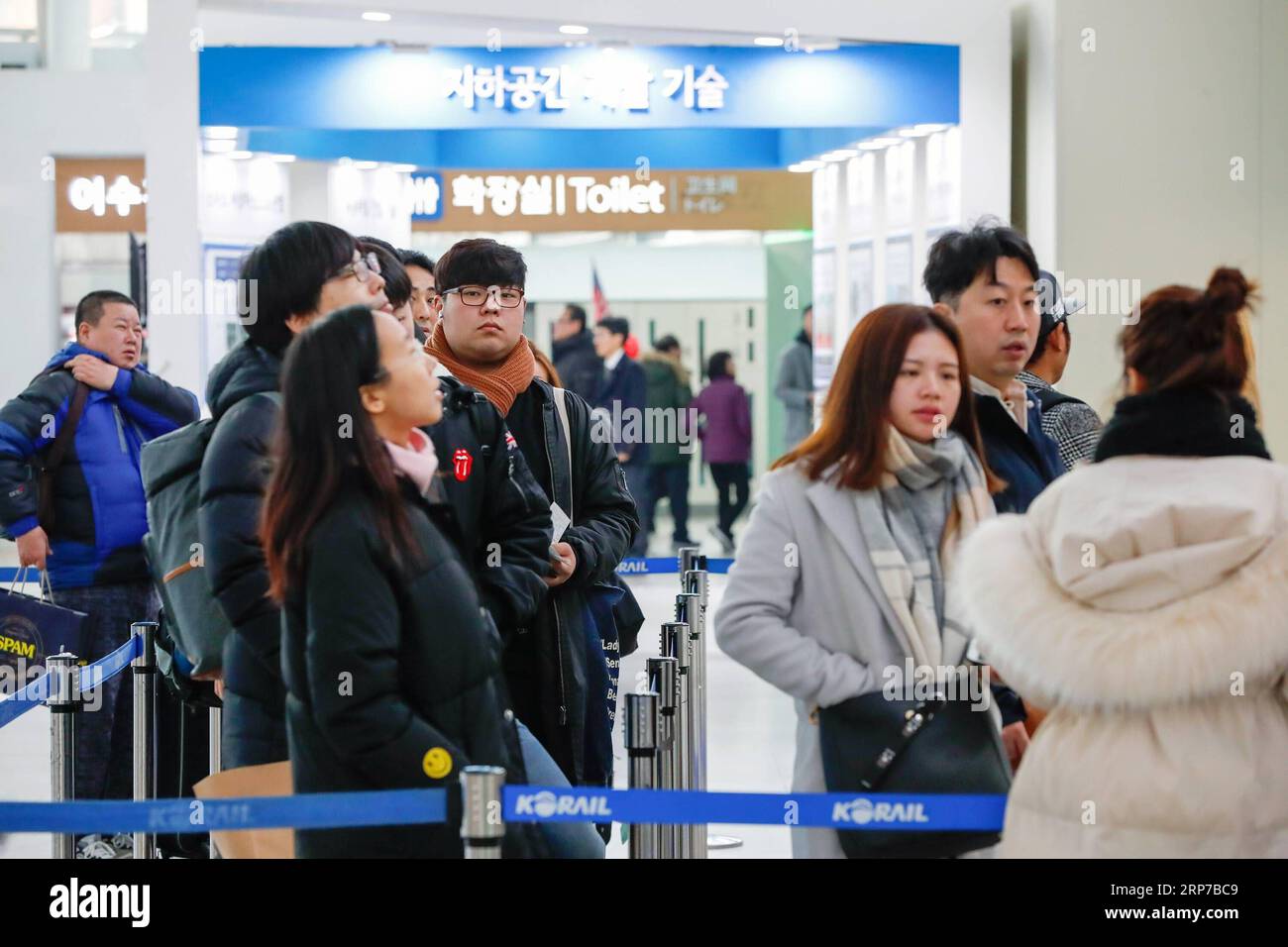 (190202) -- SEOUL, Feb. 2, 2019 (Xinhua) -- Passengers queue to buy tickets at Seoul Railway Station in Seoul, South Korea, Feb. 2, 2019. Known as Seollal, the Lunar New Year is the first day of the Korean lunar calendar. This year s Seollal falls on Feb. 5. South Koreans will have a three-day holiday during which many choose to go back home for family reunion. (Xinhua/Wang Jingqiang) SOUTH KOREA-SEOUL-LUNAR NEW YEAR-TRAVEL PUBLICATIONxNOTxINxCHN Stock Photo