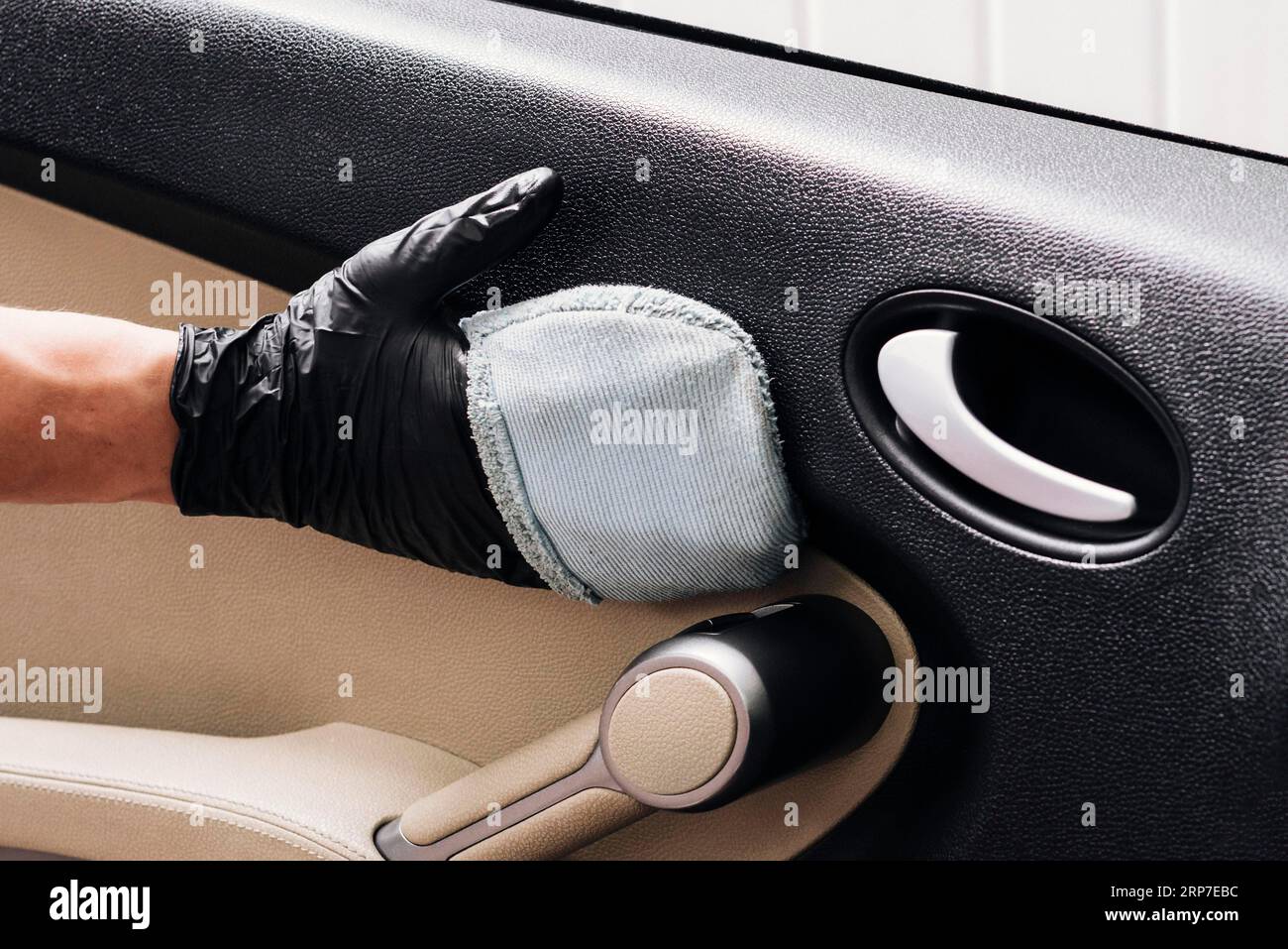 Cleaning car interior immagini e fotografie stock ad alta risoluzione -  Alamy