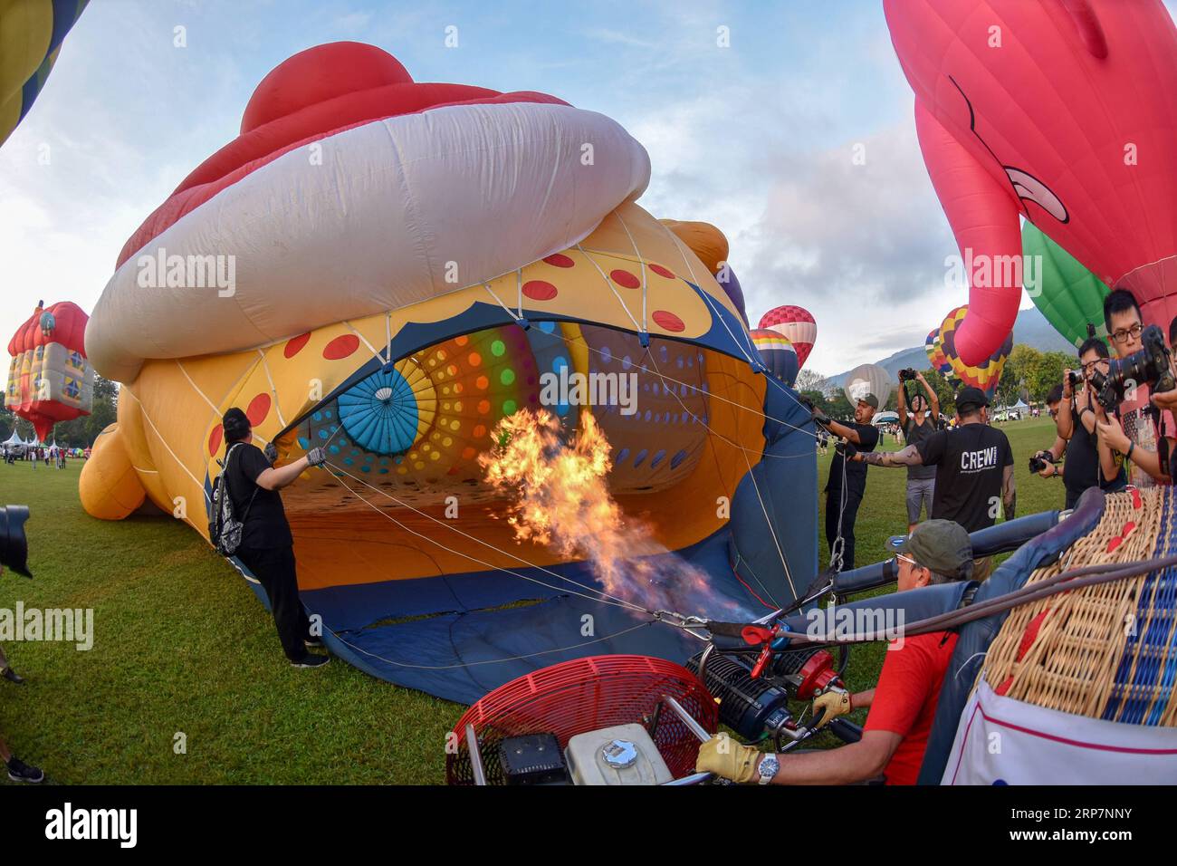 バルーン 2 hot air balloons hi-res stock photography and images - Page 5