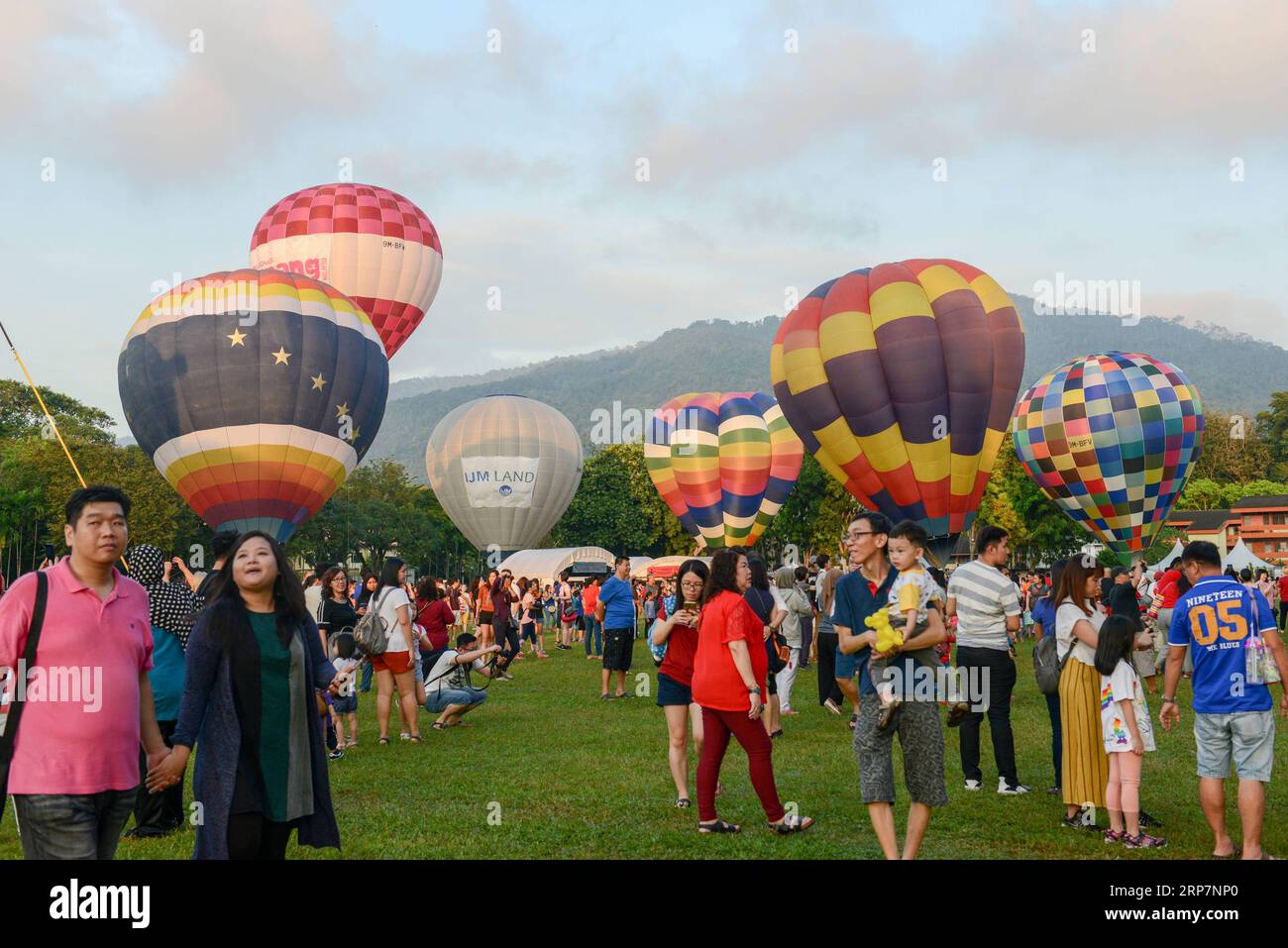バルーン 2 hot air balloons hi-res stock photography and images - Page 5