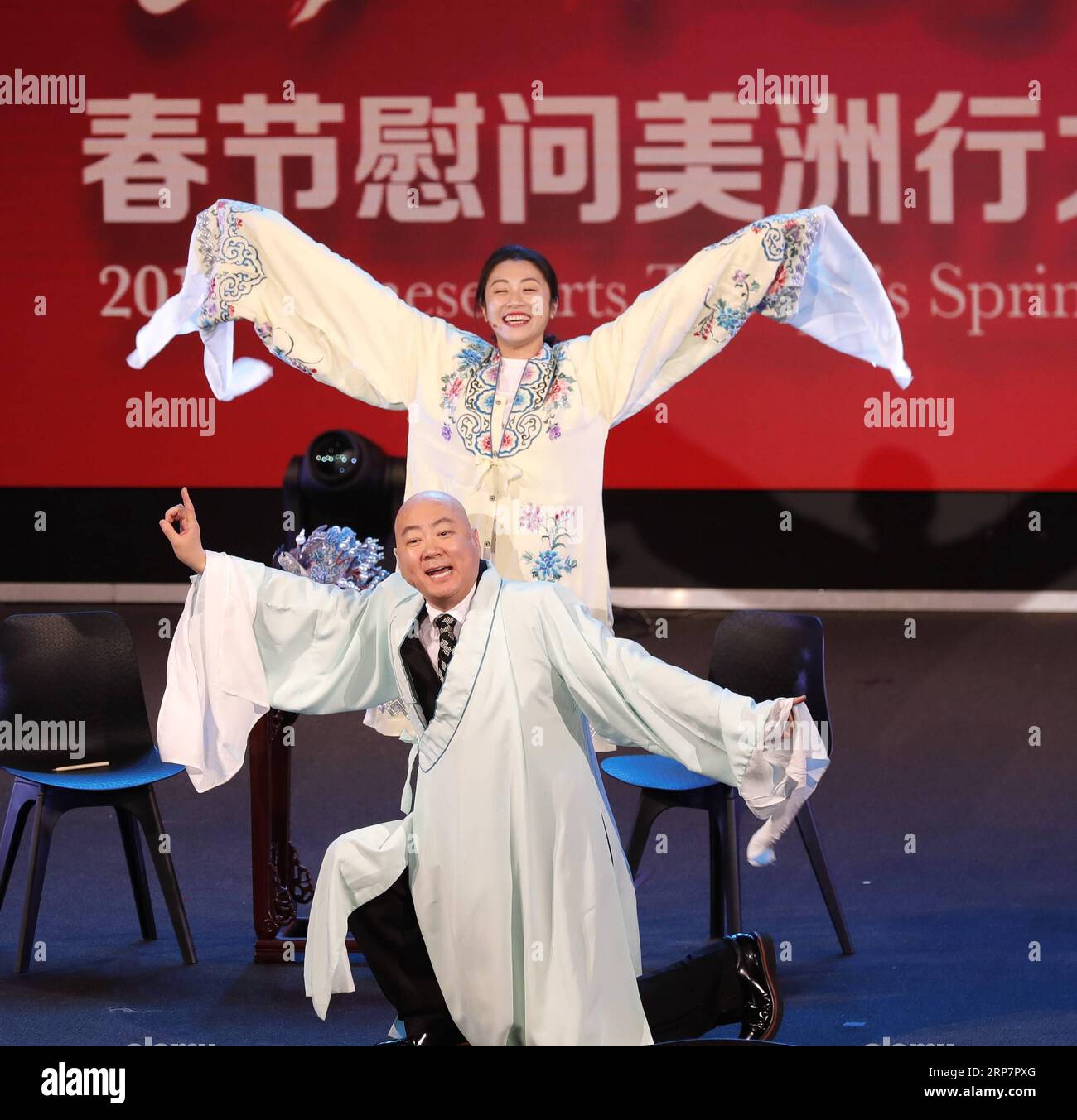 190210) -- SAN FRANCISCO, Feb. 10, 2019 (Xinhua) -- Crosstalk actor Guo  Donglin (down) performs with partner during a Spring Festival tour by  Chinese arts troupes in San Francisco Bay Area, the