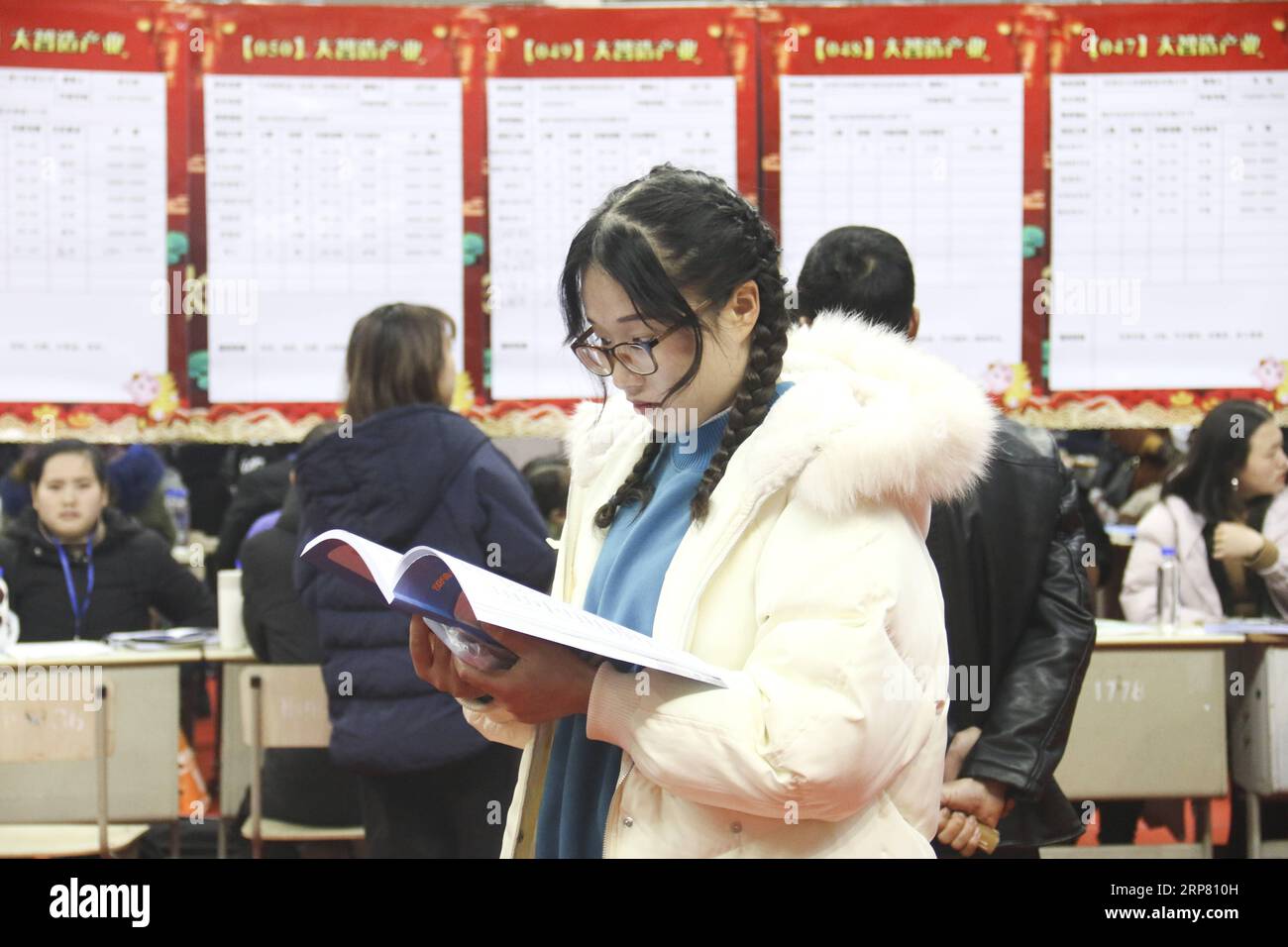 (190214) -- HANGZHOU, Feb. 14, 2019 (Xinhua) -- A job seeker looks for recruitment information on a job fair in Tonglu County of Hangzhou, east China s Zhejiang Province, Feb. 14, 2019. (Xinhua/Xu Junyong) CHINA-JOB FAIR (CN) PUBLICATIONxNOTxINxCHN Stock Photo