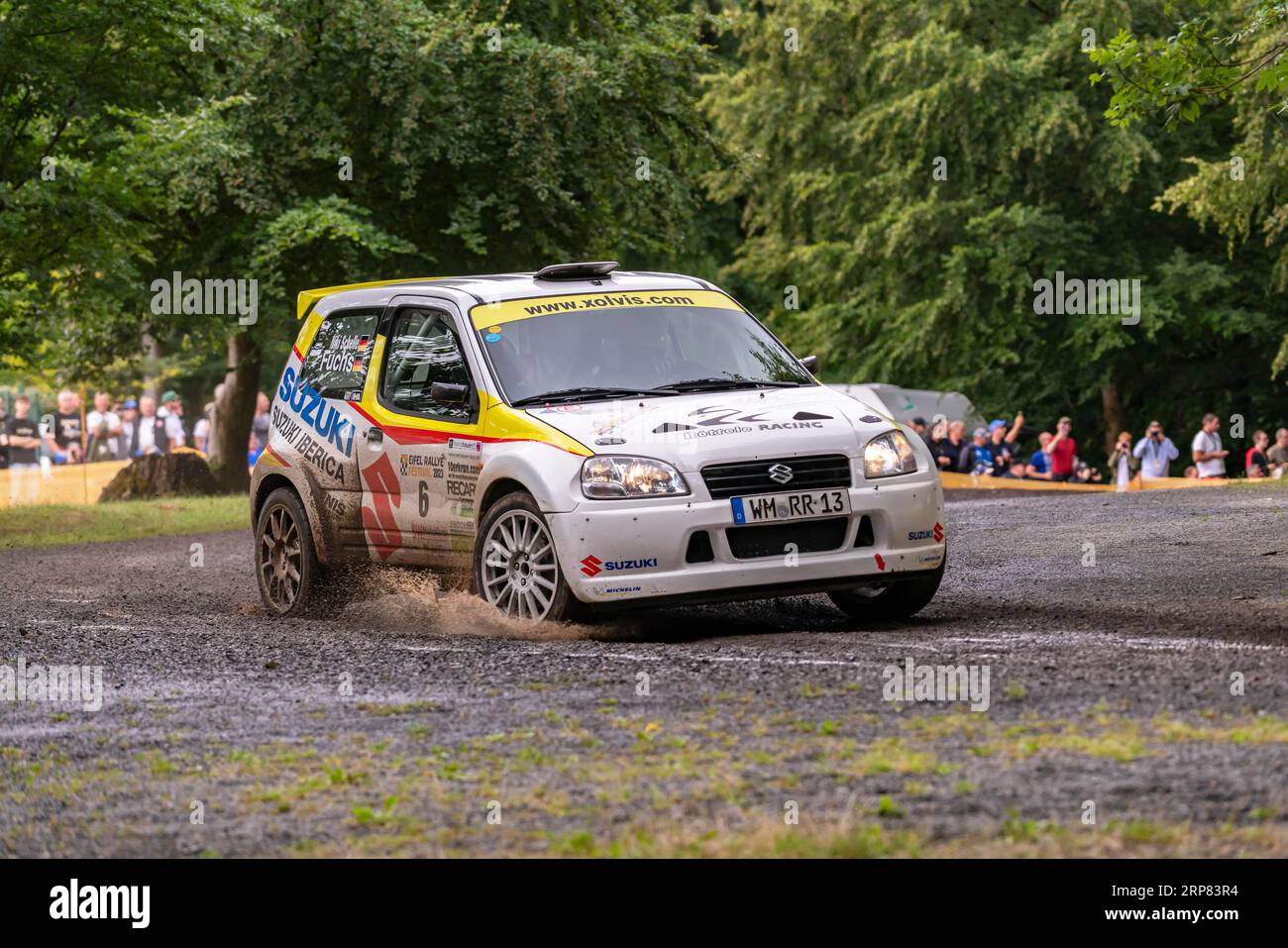 Auto, Suzuki Ignis, Miniapprox.s, Limousine, Modell 2000-blau,  Jahresansicht im Motorraum, Motor, Technik/Zubehör, acc Stockfotografie -  Alamy