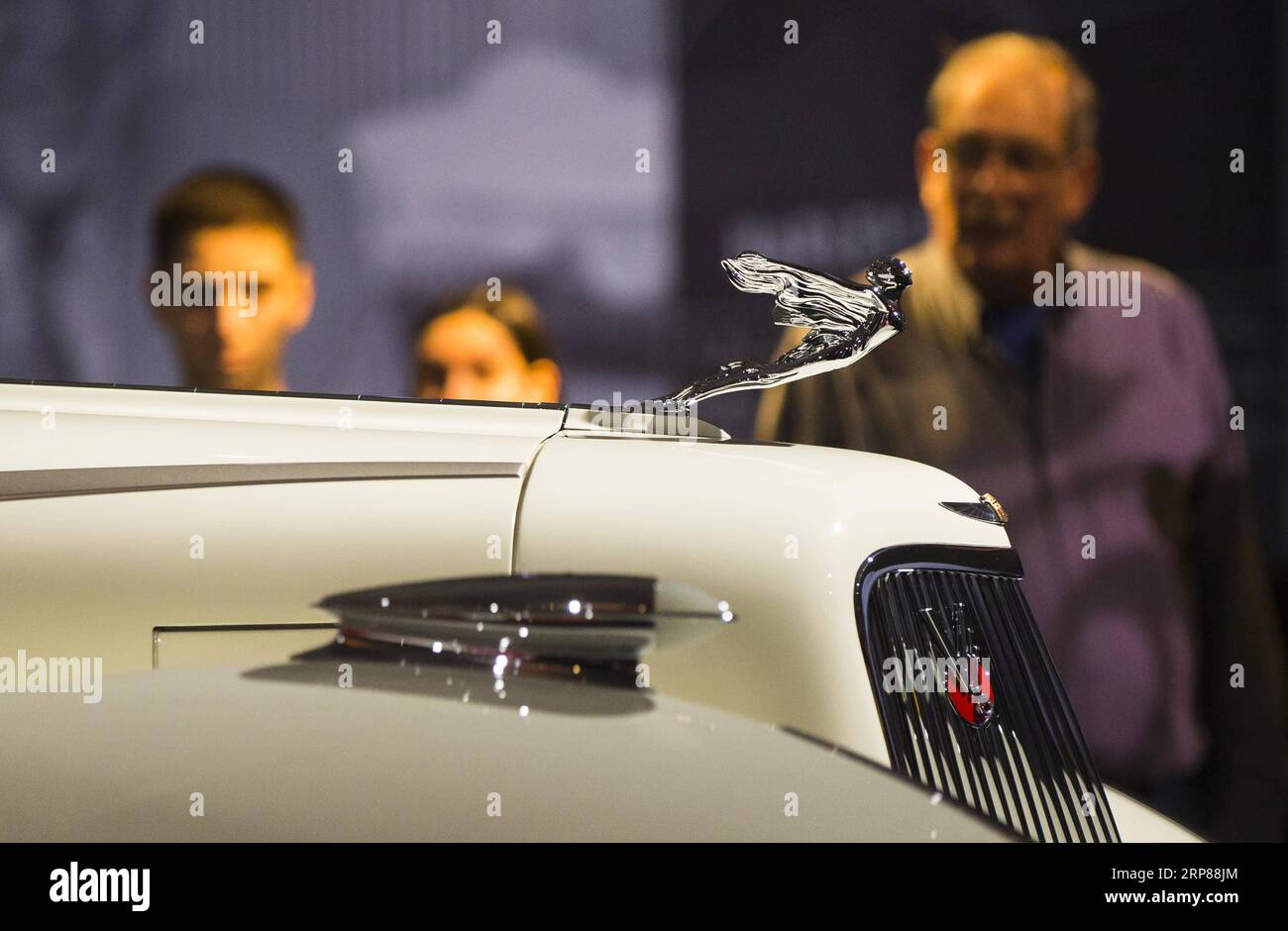 (190221) -- TORONTO, Feb. 21, 2019 -- Visitors look at a 1937 Cadillac Series 90 Hartmann Cabriolet during the Art and the Automobile exhibition of the 2019 Canadian International Auto Show (CIAS) at the Metro Toronto Convention Center in Toronto, Canada, Feb. 21, 2019. Featuring 15 rare and classic cars, the exhibition runs from Feb. 15 to 24 at the 2019 CIAS. ) CANADA-TORONTO-AUTO SHOW ZouxZheng PUBLICATIONxNOTxINxCHN Stock Photo