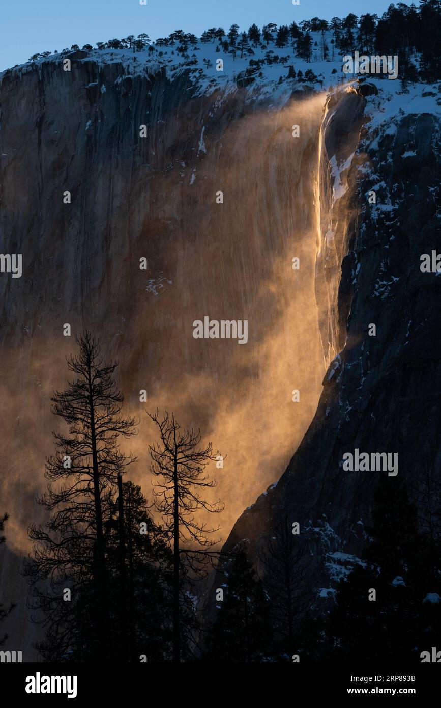 (190222) -- YOSEMITE NATIONAL PARK, Feb. 22, 2019 (Xinhua) -- Photo taken on Feb. 21, 2019 shows the firefall at the Yosemite National Park in California, the United States. The firefall phenomenon, which happens each February, occurs when the setting sun hits the Horsetail Fall at the right angle. (Xinhua/Qian Weizhong) U.S.-CALIFORNIA-YOSEMITE NATIONAL PARK-FIREFALL PUBLICATIONxNOTxINxCHN Stock Photo