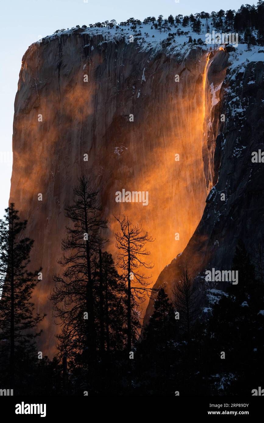 (190223) -- BEIJING, Feb. 23, 2019 (Xinhua) -- Photo taken on Feb. 21, 2019 shows a firefall at the Yosemite National Park in California, the United States. The firefall phenomenon, which happens each February, occurs when the setting sun hits the Horsetail Fall at the right angle. (Xinhua/Qian Weizhong) XINHUA PHOTOS OF THE DAY PUBLICATIONxNOTxINxCHN Stock Photo