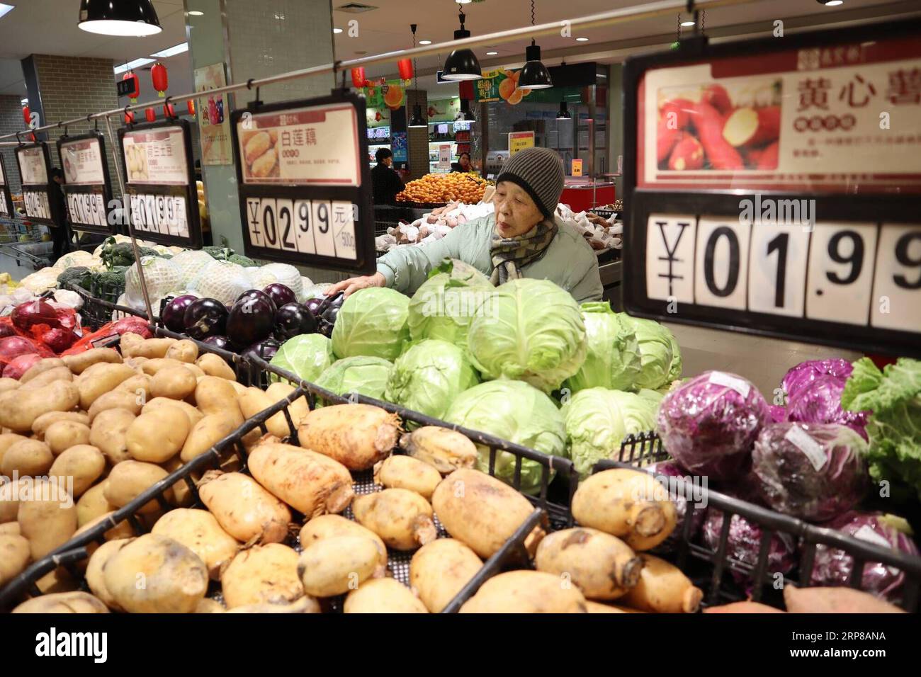 (190225) -- BEIJING, Feb. 25, 2019 -- A customer selects vegetables at a supermarket in Handan, north China s Hebei Province, Dec. 9, 2018. China has unveiled a guideline to enhance the accountability system of local governments to strengthen supervision over food safety. Food safety will be included in the performance assessment of the Party and government leading officials, according to the guideline released by the Central Committee of the Communist Party of China (CPC) and the State Council over the weekend. The guideline aims to promote local government s food safety work and improve peop Stock Photo