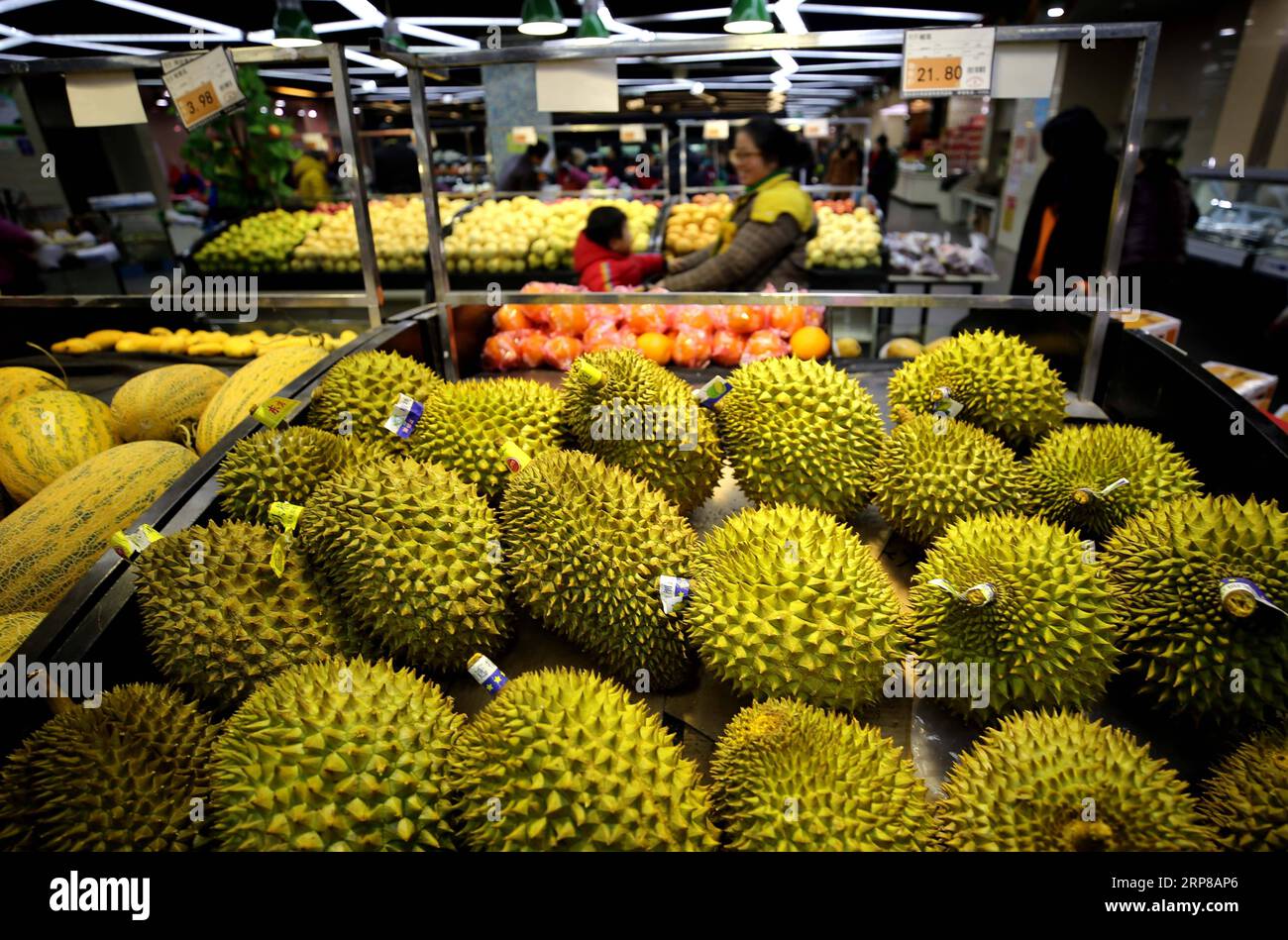 (190225) -- BEIJING, Feb. 25, 2019 -- Customers choose fruits at a supermarket in Jing an County of Yichun City, east China s Jiangxi Province, Jan. 9, 2019. China has unveiled a guideline to enhance the accountability system of local governments to strengthen supervision over food safety. Food safety will be included in the performance assessment of the Party and government leading officials, according to the guideline released by the Central Committee of the Communist Party of China (CPC) and the State Council over the weekend. The guideline aims to promote local government s food safety wor Stock Photo