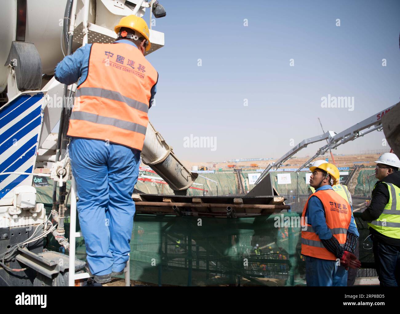 (190225) -- CAIRO, Feb. 25, 2019 -- People work at the construction ...