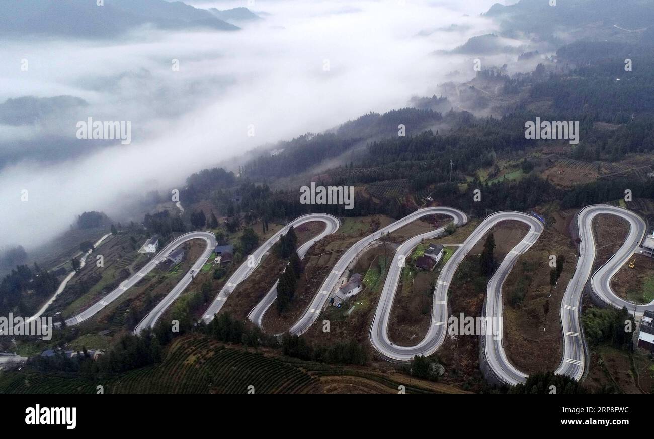 (190304) -- ENSHI, March 4, 2019 (Xinhua) -- Aerial photo taken on March 4, 2019 shows the Shidaguai highway in Enshi, central China s Hubei Province. The Shidaguai highway, literally meaning highway with ten great curves in Chinese, is a section on the highway linking Baiyangping in central China s Hubei Province with Fengjie in southwest China s Chongqing. (Xinhua/Yang Shunpi) CHINA-HUBEI-ENSHI-HIGHWAY-CURVES (CN) PUBLICATIONxNOTxINxCHN Stock Photo