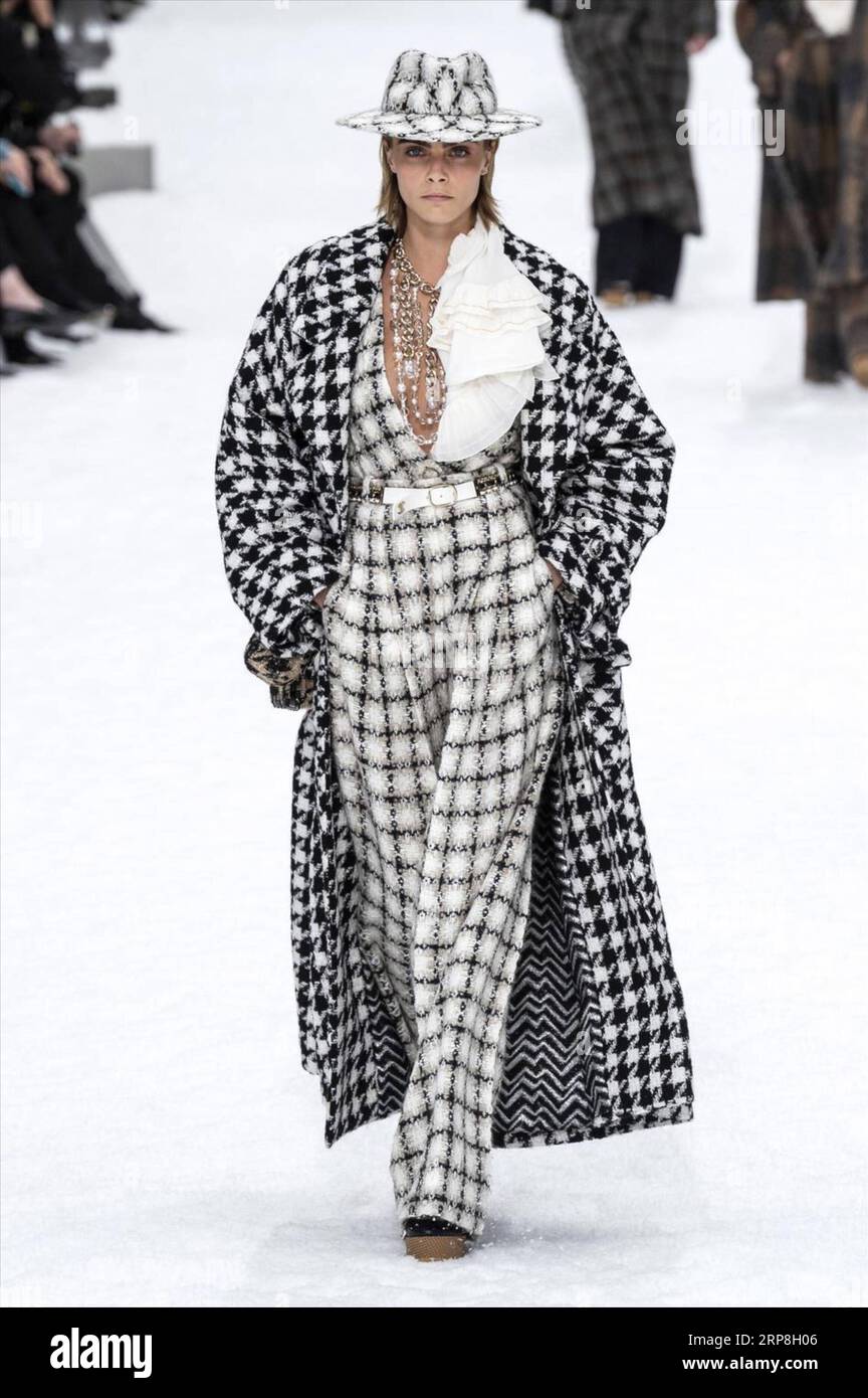 190306) -- PARIS, March 6, 2019 -- A model presents a creation of Chanel  for its fall/winter 2019/20 ready-to-wear collection during the fashion  week in Paris, France, March 5, 2019. ) FRANCE-PARIS-FASHION