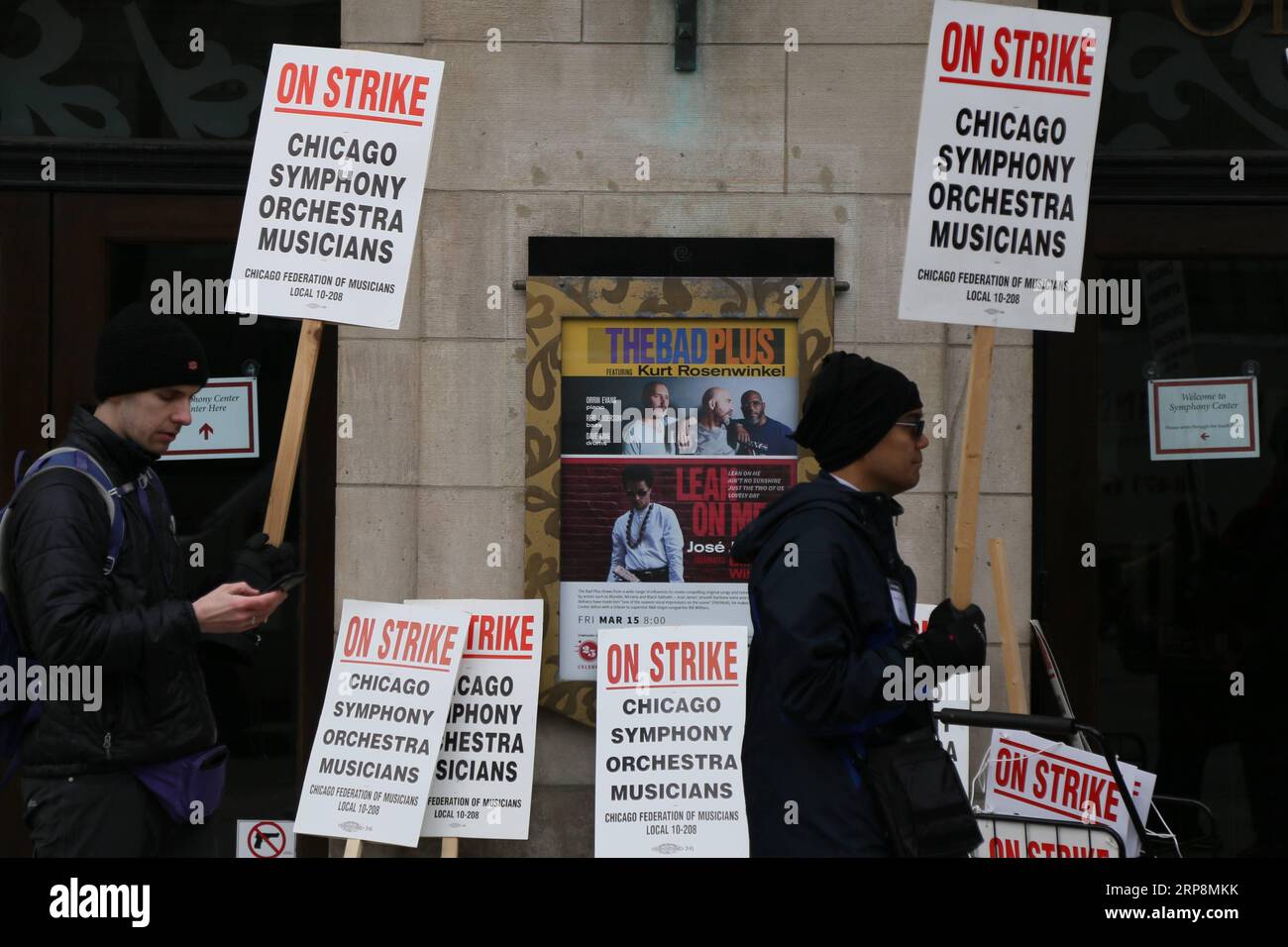 (190311) -- CHICAGO, March 11, 2019 -- Members of the Chicago Symphony Orchestra (CSO) hold placards during a strike over dispute with CSO management on salary and pension plan, in Chicago, the United States, March 11, 2019. Wang Qiang) U.S.-CHICAGO-CSO-STRIKE WangQiang PUBLICATIONxNOTxINxCHN Stock Photo