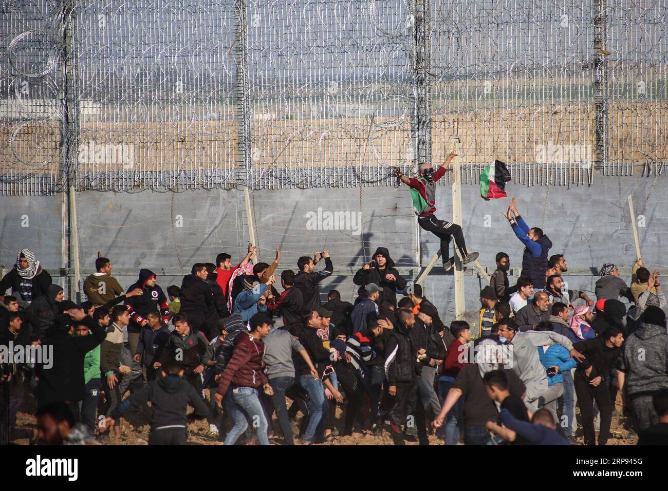 (190322) -- GAZA, March 22, 2019 () -- Palestinian protesters clash with Israeli troops on the Gaza-Israel border, east of Gaza City, March 22, 2019. At least two Palestinians were shot dead on Friday afternoon by Israeli gunfire during the weekly anti-Israel protests, better known as the Great March of Return, a medic told reporters. () MIDEAST-GAZA-CLASHES Xinhua PUBLICATIONxNOTxINxCHN Stock Photo