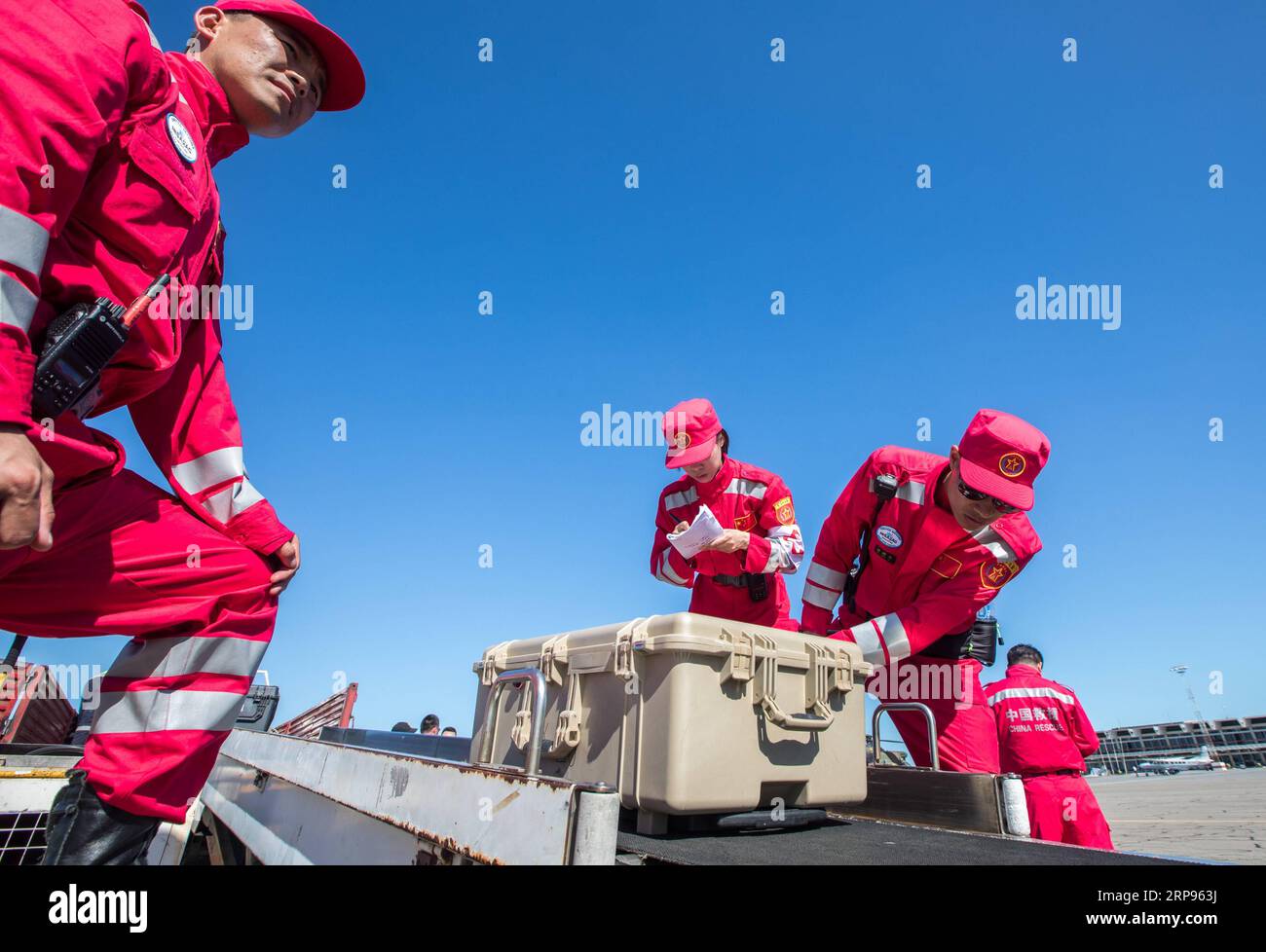(190325) -- BEIRA (MOZAMBIQUE), March 25, 2019 (Xinhua) -- Chinese rescue team members transfer the newly-arrived equipment and materials at Beira International Airport, Beira, Mozambique, on March 25, 2019. A Chinese rescue team comprised of 65 members arrived at Beira International Airport in Mozambique on Monday after Cyclone Idai wreaked havoc in the southeastern African country. (Xinhua/Zhang Yu) MOZAMBIQUE-BEIRA-CYCLONE IDAI-CHINA-RESCUE TEAM-ARRIVAL PUBLICATIONxNOTxINxCHN Stock Photo