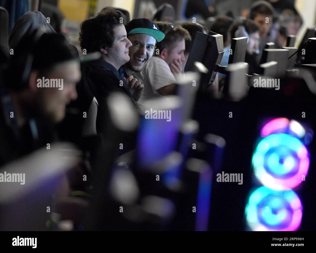 (190329) -- VIENNA, March 29, 2019 -- People play games during the 2019 Austrian electronic sports festival in Vienna, Austria, March 28, 2019. The 3-day festival opened on Thursday. ) (SP)AUSTRIA-VIENNA-ELECTRONIC SPORTS FESTIVAL GuoxChen PUBLICATIONxNOTxINxCHN Stock Photo
